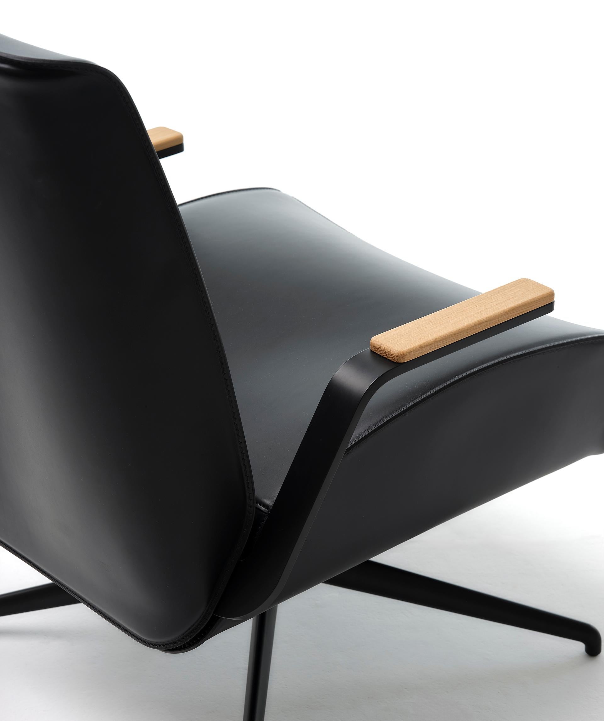 21st Century Modern Rotating Armchair In Thick Hide Leather im Angebot 2
