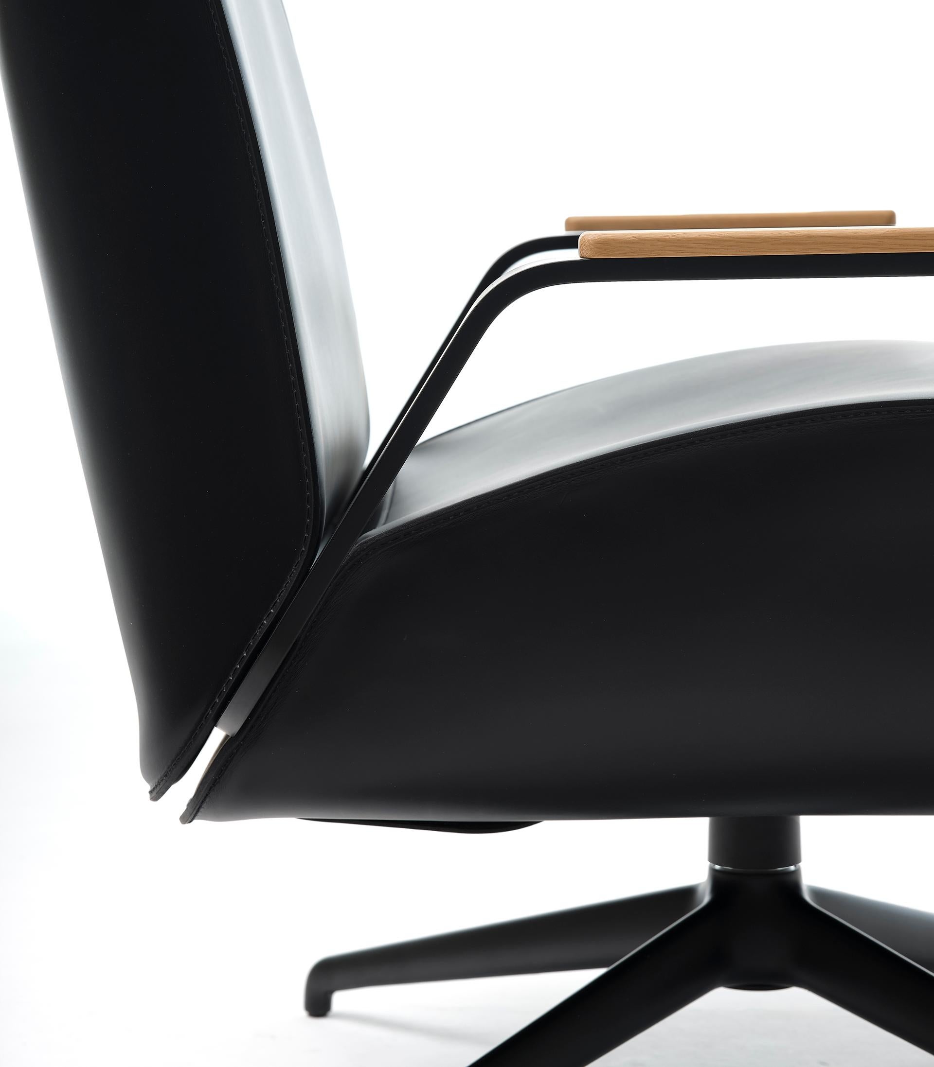 21st Century Modern Rotating Armchair In Thick Hide Leather im Angebot 3