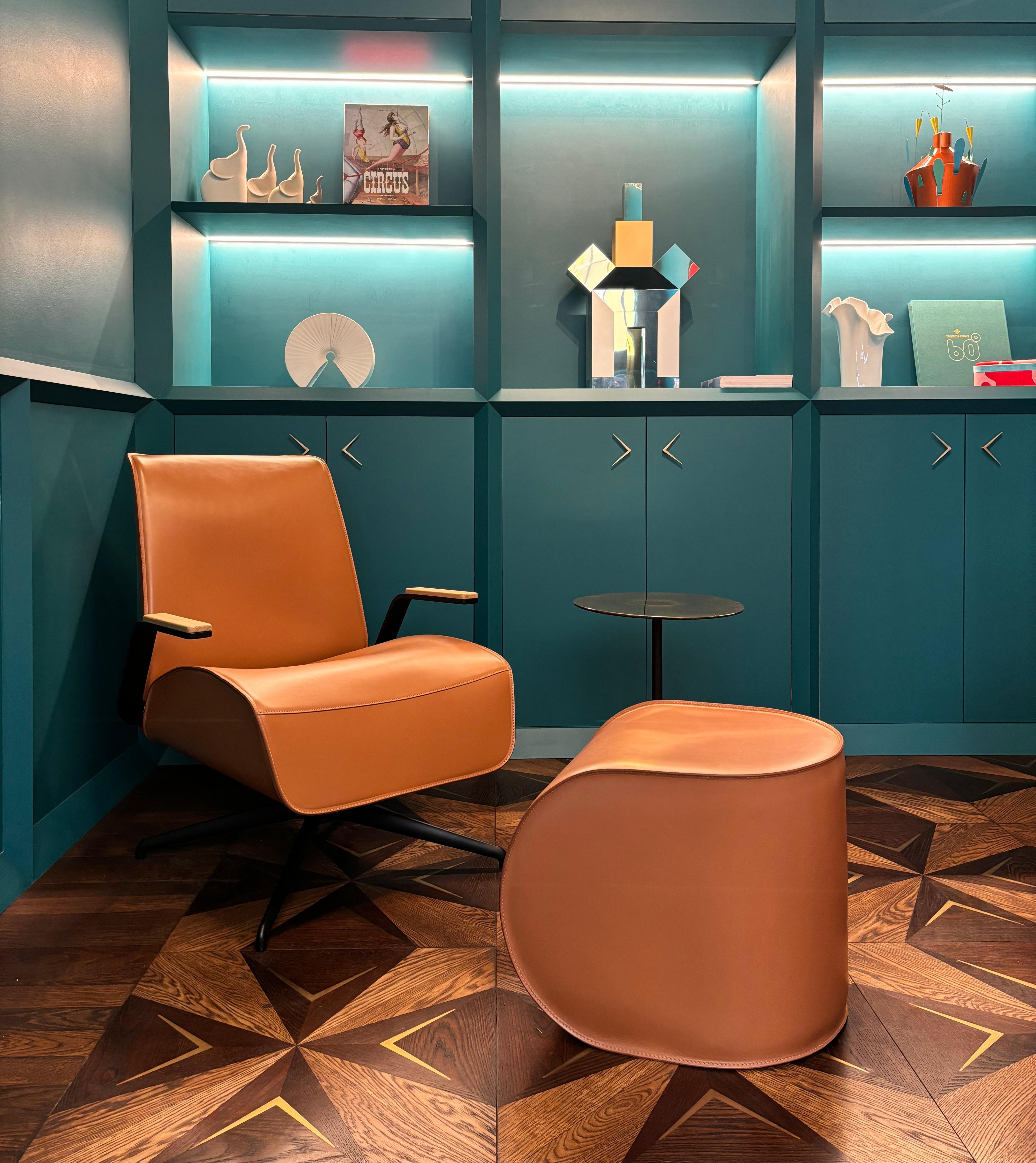 21st Century Modern Rotating Armchair In Thick Hide Leather im Angebot 6
