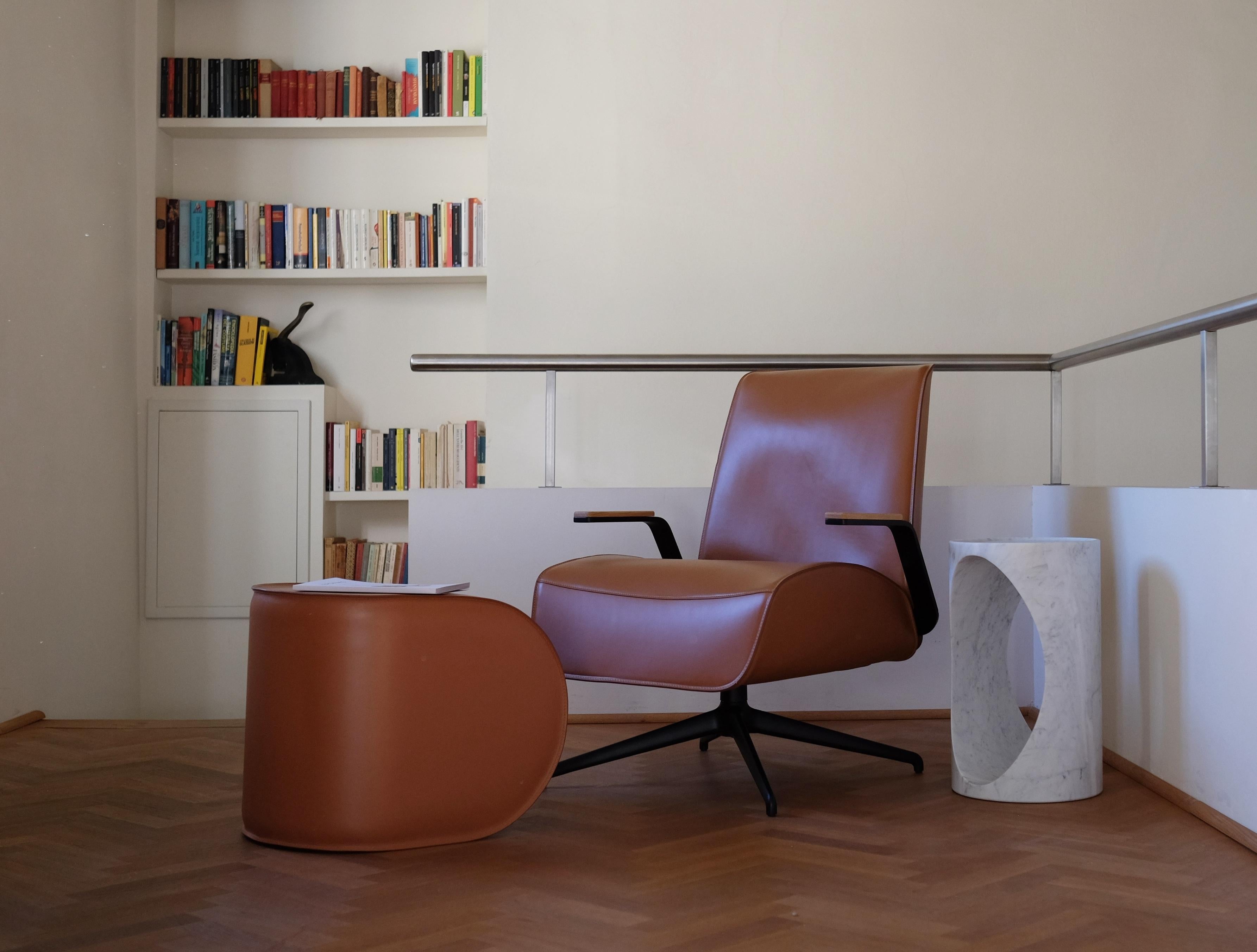21st Century Modern Rotating Armchair In Thick Hide Leather im Angebot 7