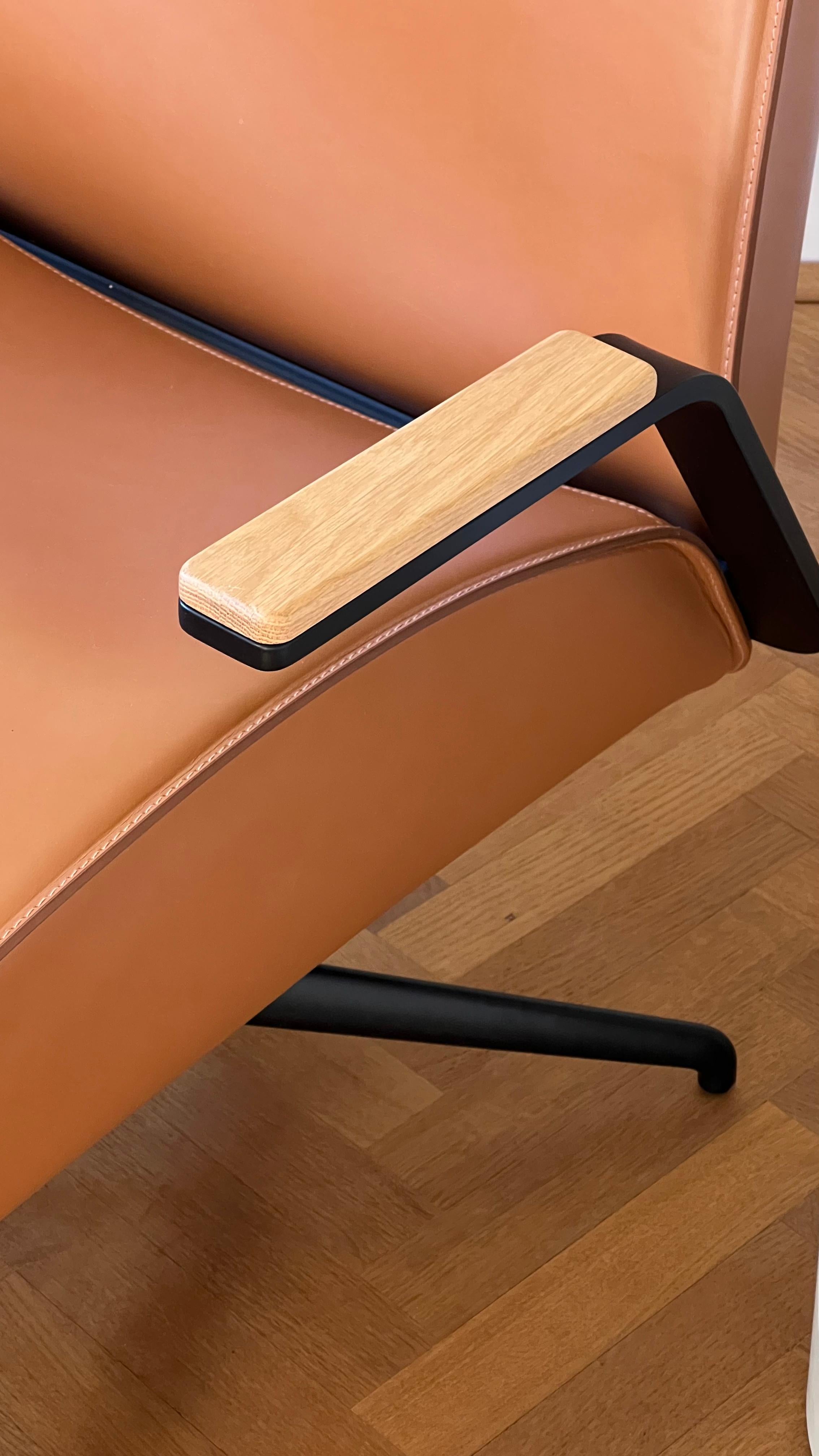 21st Century Modern Rotating Armchair In Thick Hide Leather im Angebot 8