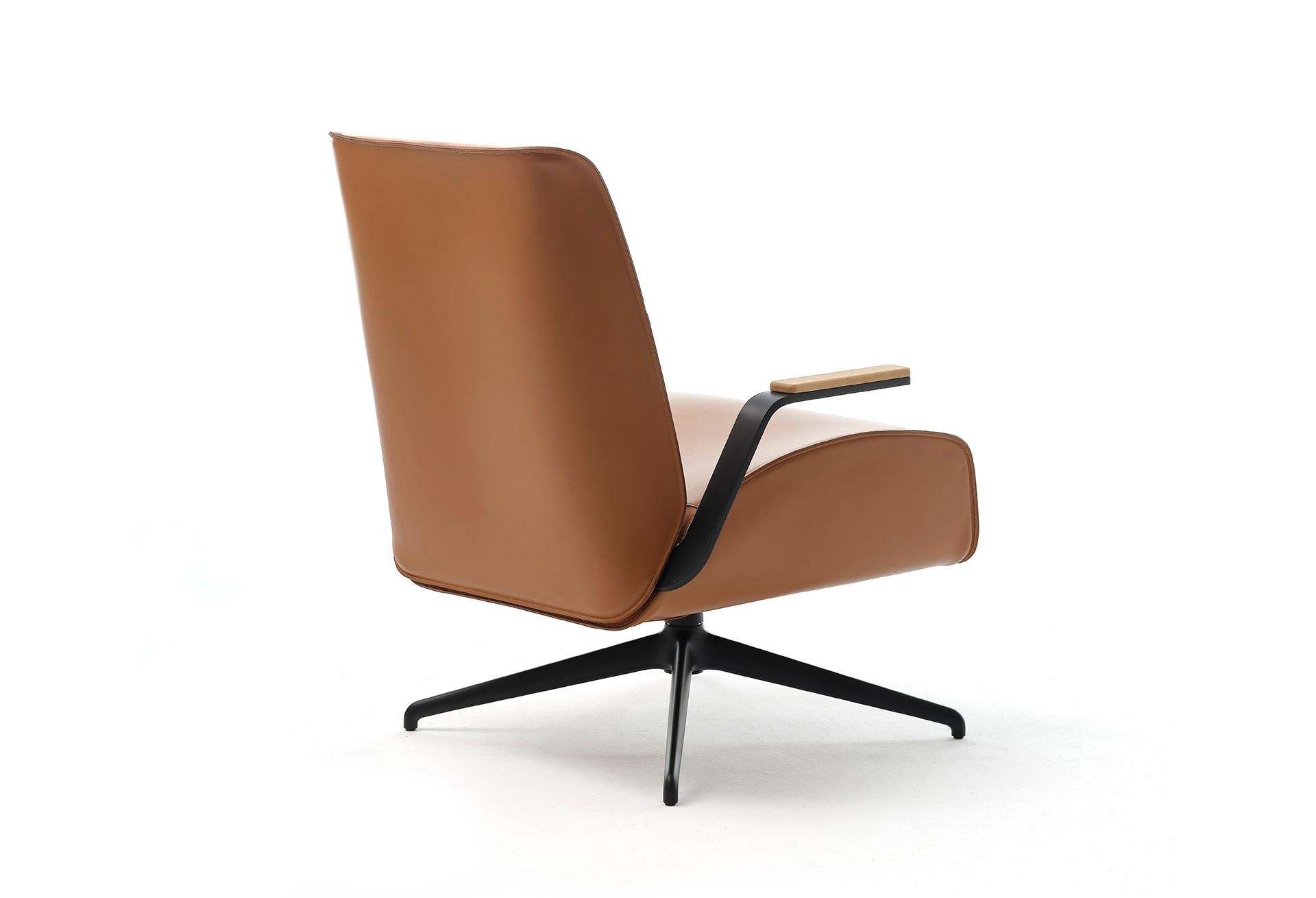 21st Century Modern Rotating Armchair In Thick Hide Leather (Moderne) im Angebot