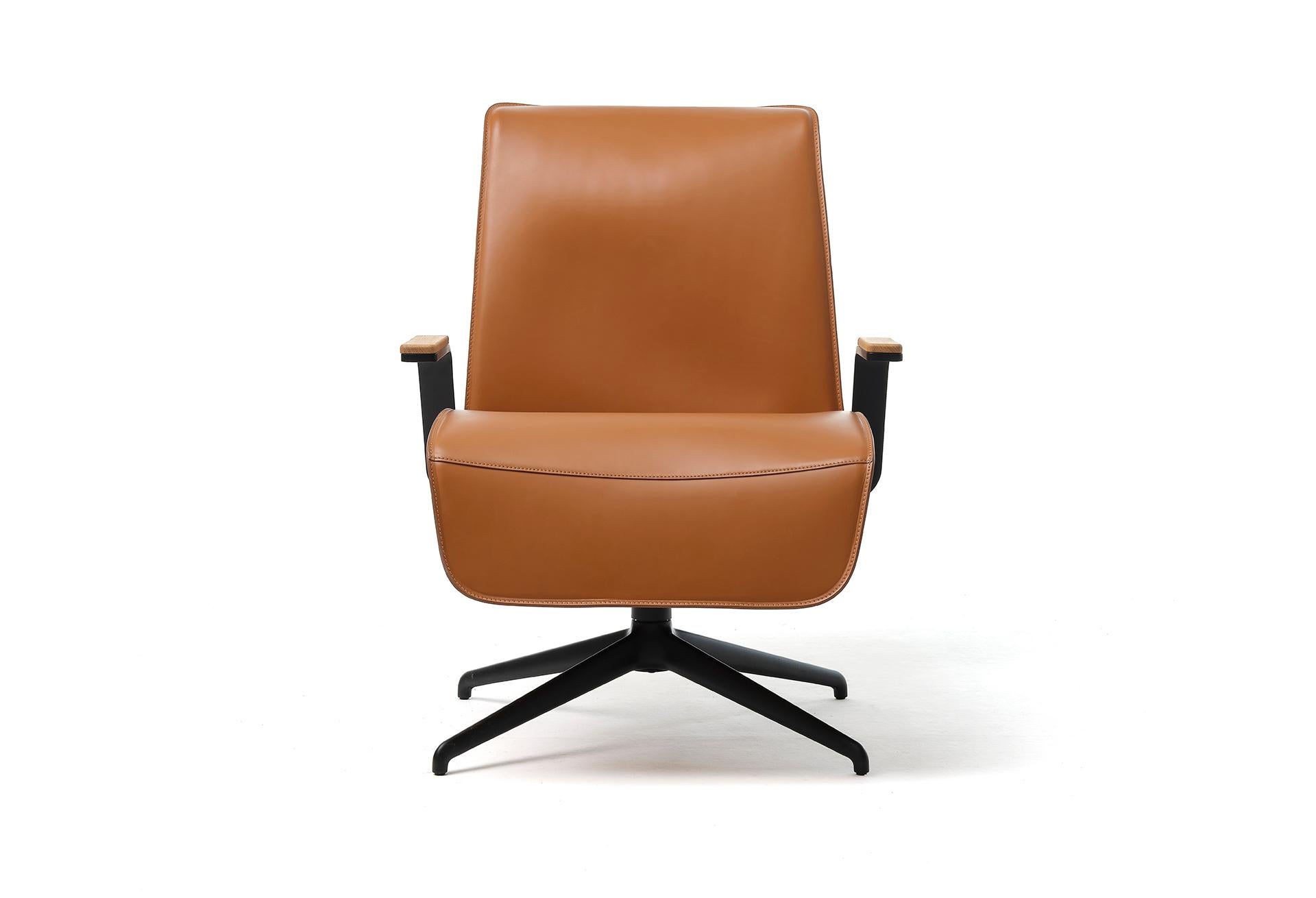 21st Century Modern Rotating Armchair In Thick Hide Leather (Italienisch) im Angebot