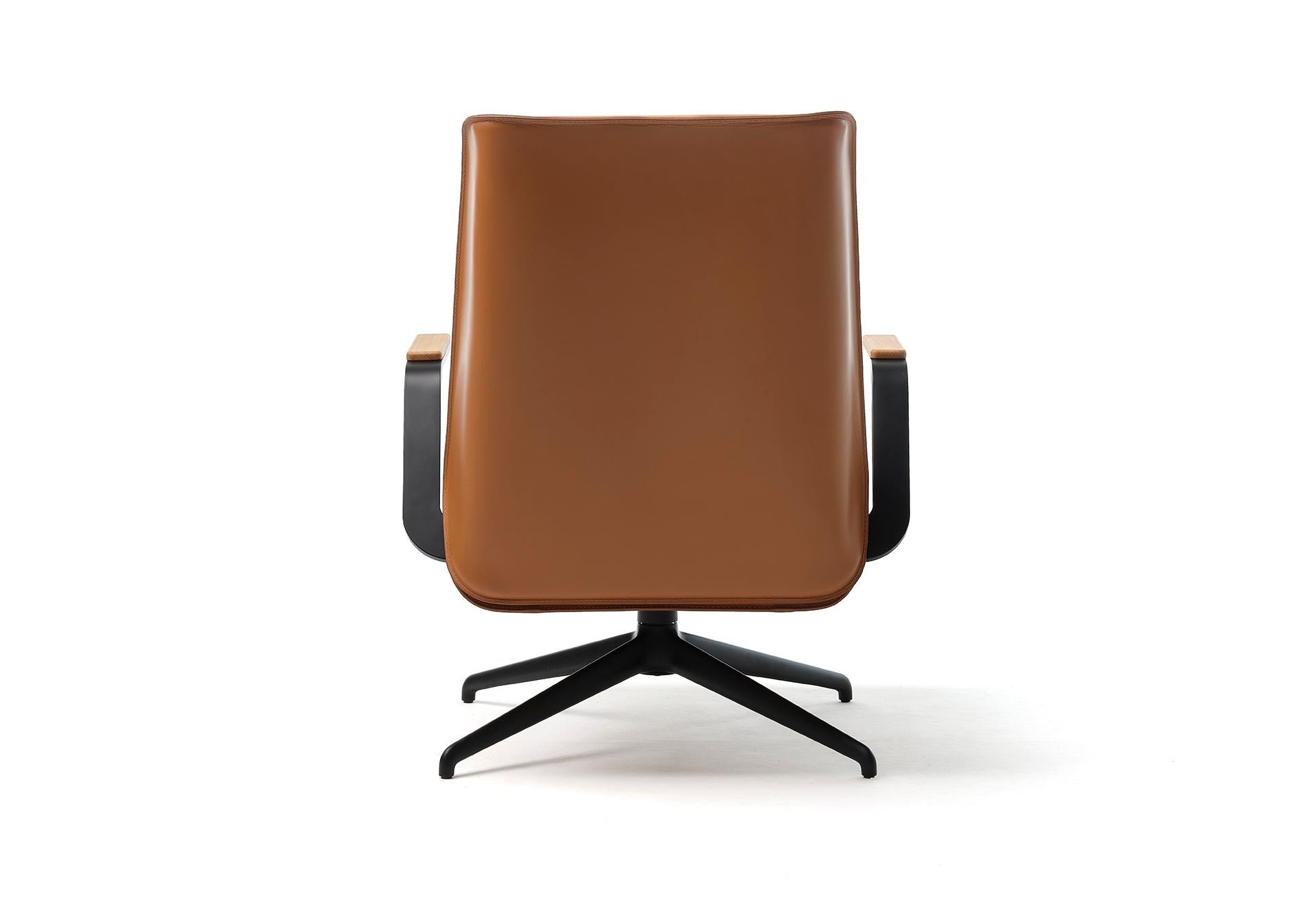 21st Century Modern Rotating Armchair In Thick Hide Leather (Pulverbeschichtet) im Angebot
