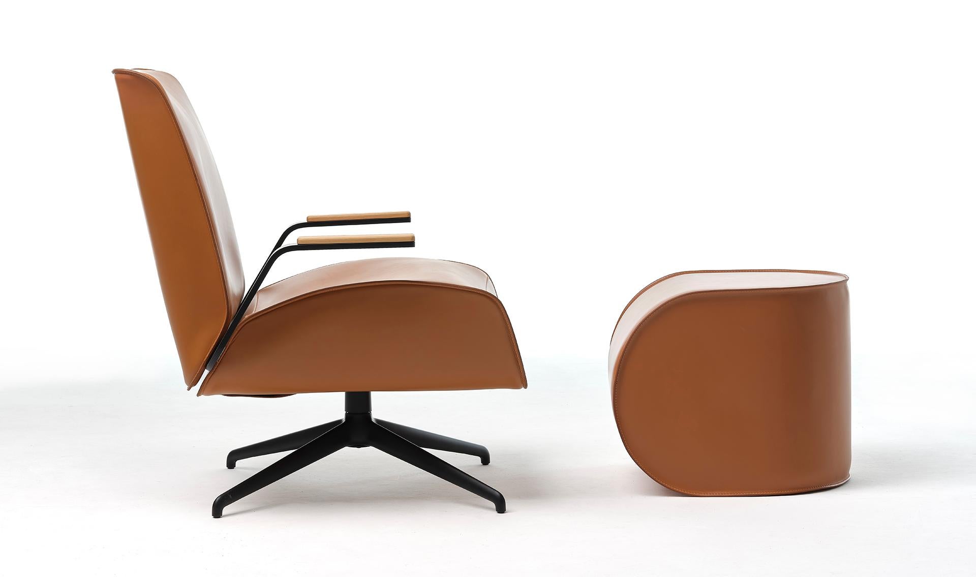 21st Century Modern Rotating Armchair In Thick Hide Leather im Zustand „Neu“ im Angebot in Milan, IT