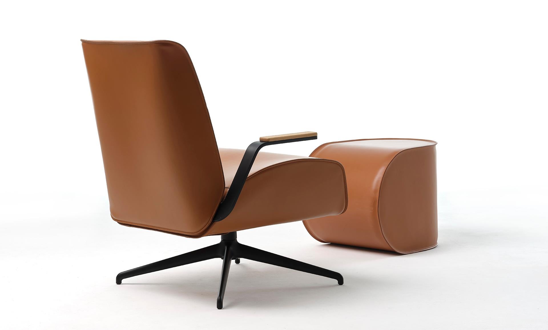 21st Century Modern Rotating Armchair In Thick Hide Leather (21. Jahrhundert und zeitgenössisch) im Angebot