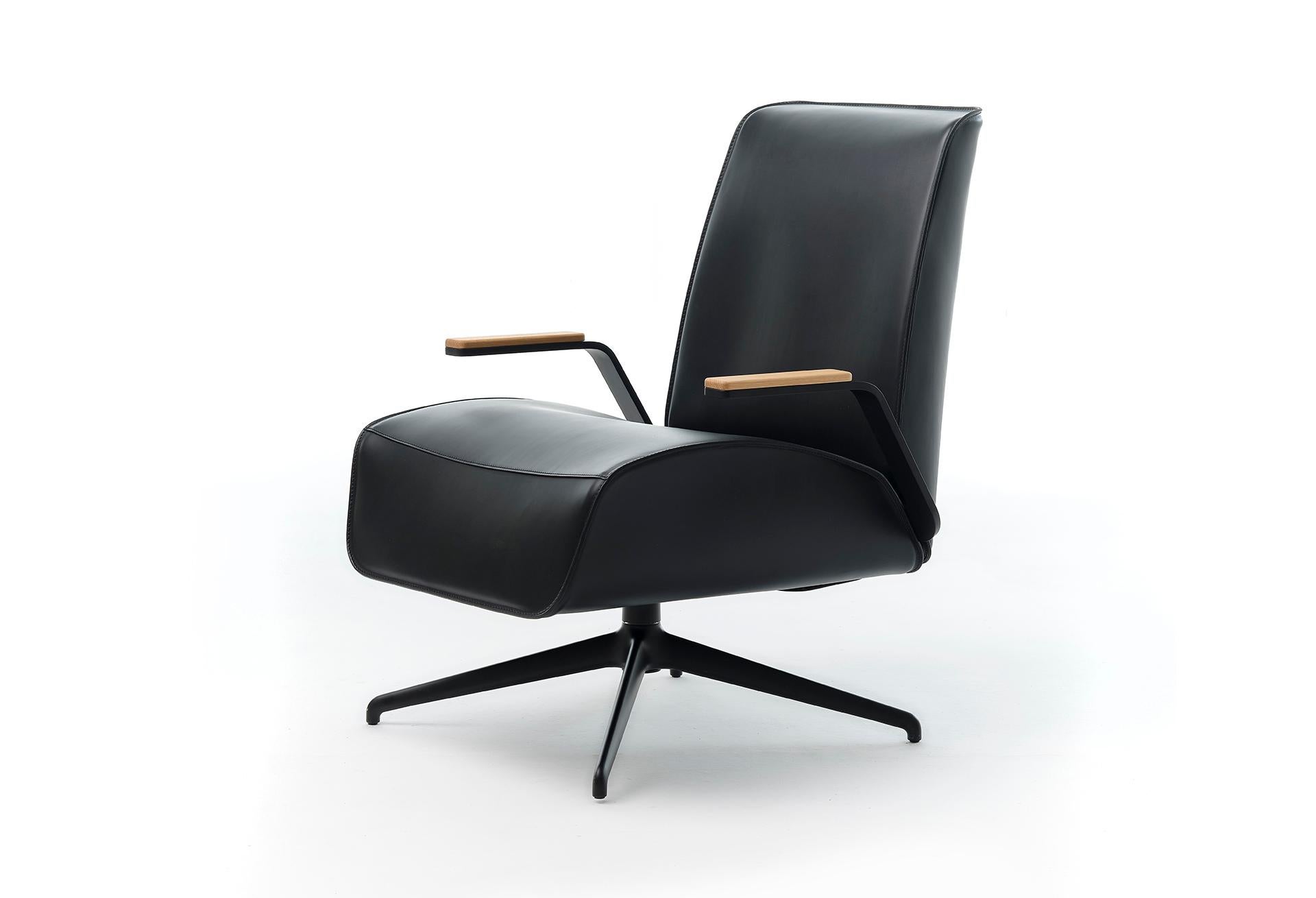 21st Century Modern Rotating Armchair In Thick Hide Leather im Angebot 1