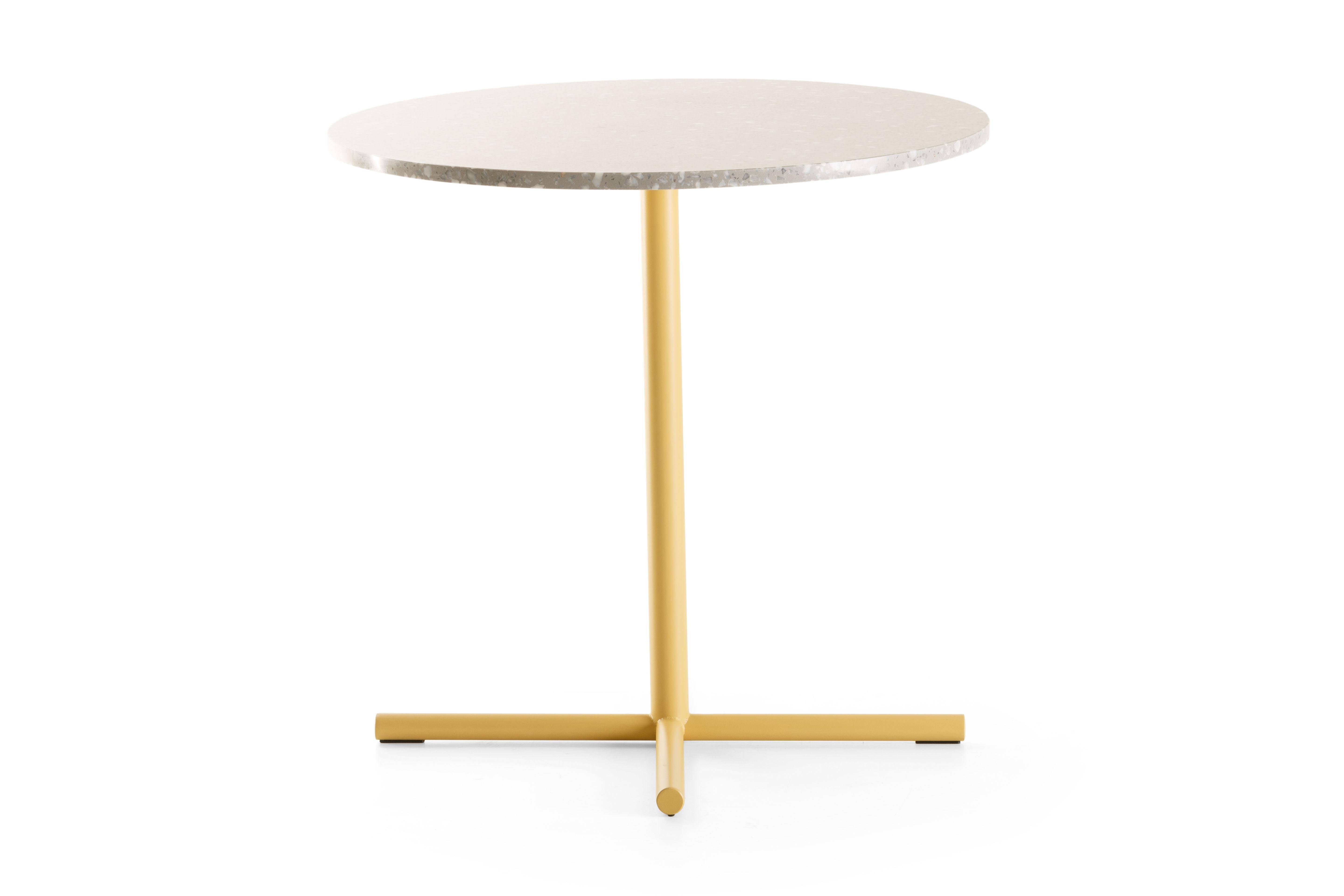 Table, side table or coffe table? That's why they're called Notable. You don't need to wonder, just use them to figure out. A long central steel leg, a cross base for greater stability and the tops, interchangeable, modular and with a wide range of