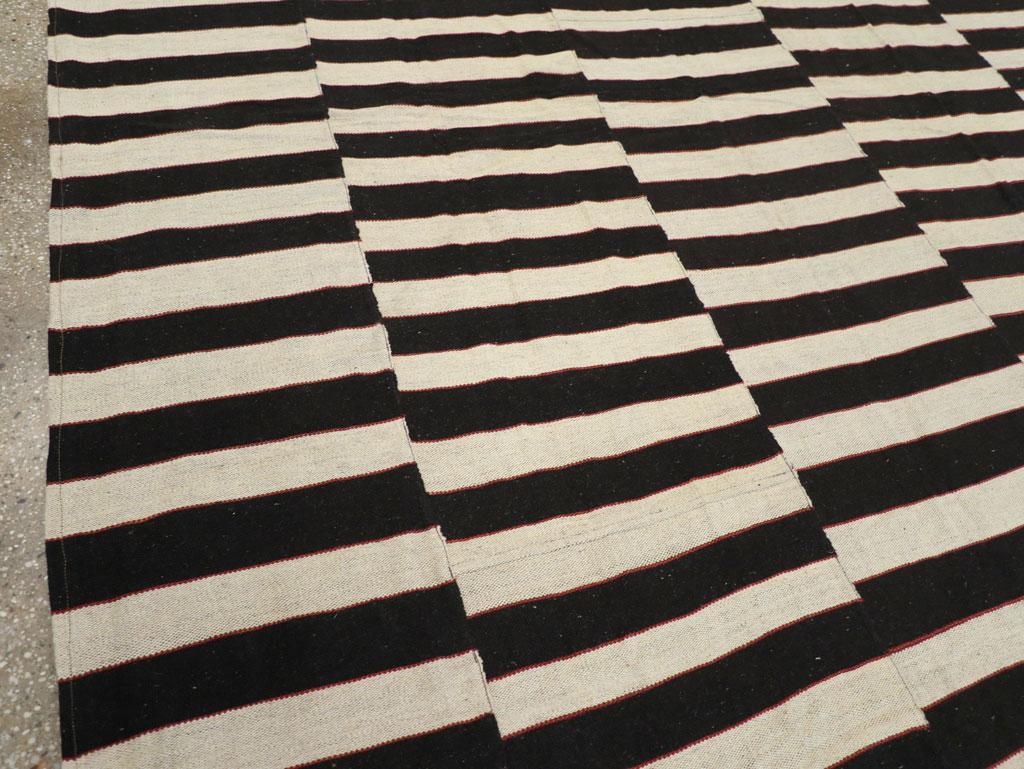 Moderno Tappeto Kilim a trama piatta turco del 21° secolo, moderno e rustico, fatto a mano, per una stanza. in vendita