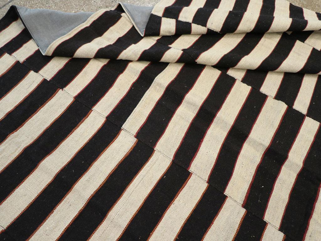 Lana Tappeto Kilim a trama piatta turco del 21° secolo, moderno e rustico, fatto a mano, per una stanza. in vendita