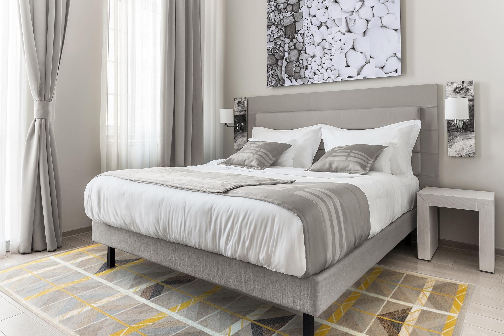 Schöner zeitgenössischer Teppich im skandinavischen Stil, handgeknüpft aus Wolle mit einem grauen Feld, elfenbeinfarbenen und gelben Akzenten in einem geometrischen Allover-Muster.

  Dieser Teppich misst 10' 4