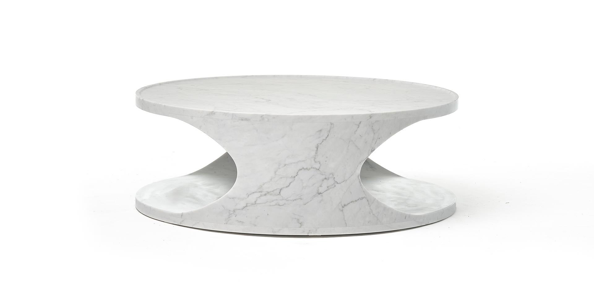 Moderner skulpturaler Carrara-Marmor-Couchtisch des 21. Jahrhunderts, geschnitzt aus Block (Italienisch) im Angebot