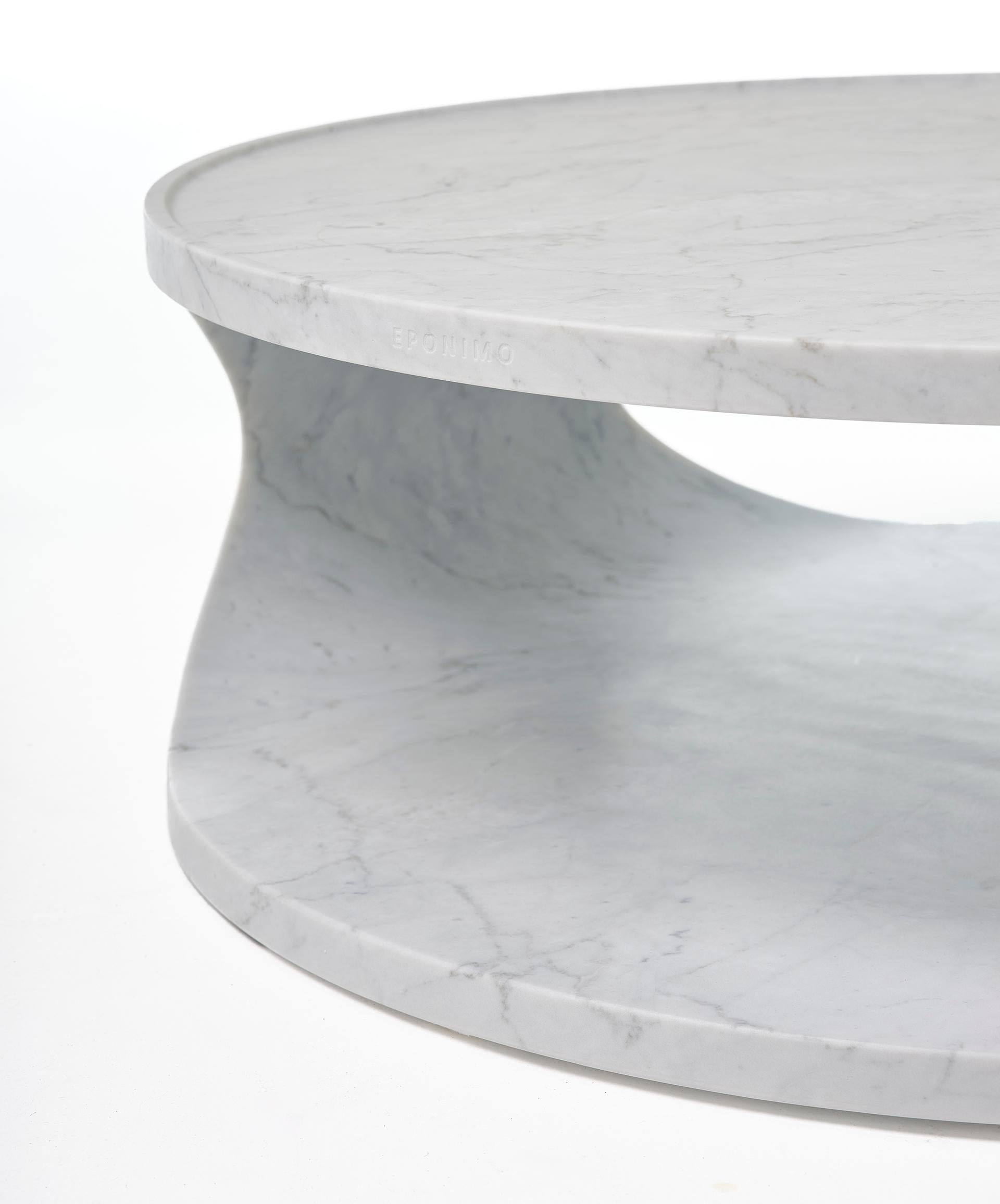 Moderner skulpturaler Carrara-Marmor-Couchtisch des 21. Jahrhunderts, geschnitzt aus Block (Geschnitzt) im Angebot