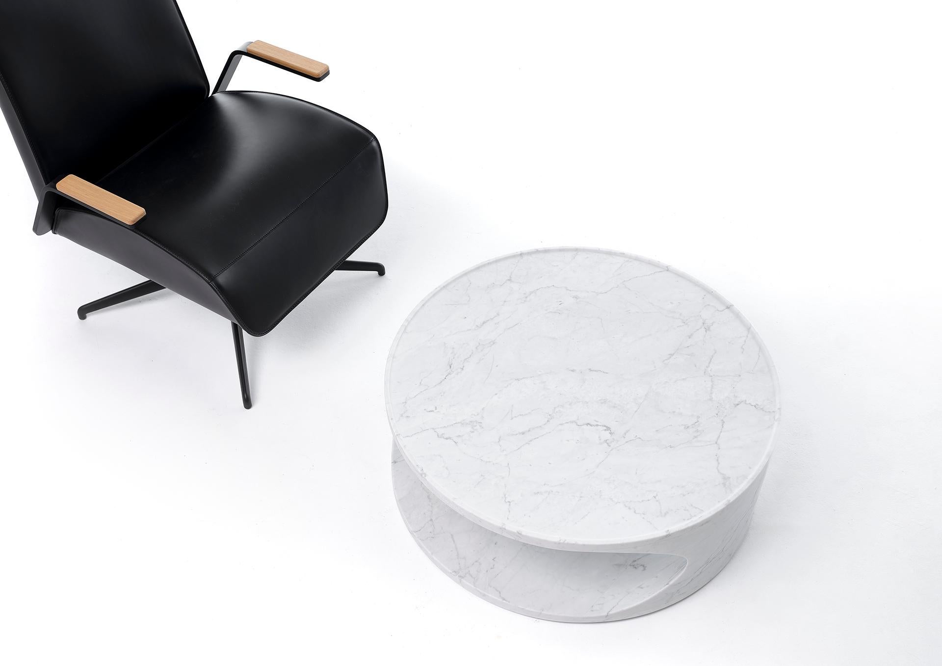 Moderner skulpturaler Carrara-Marmor-Couchtisch des 21. Jahrhunderts, geschnitzt aus Block (21. Jahrhundert und zeitgenössisch) im Angebot