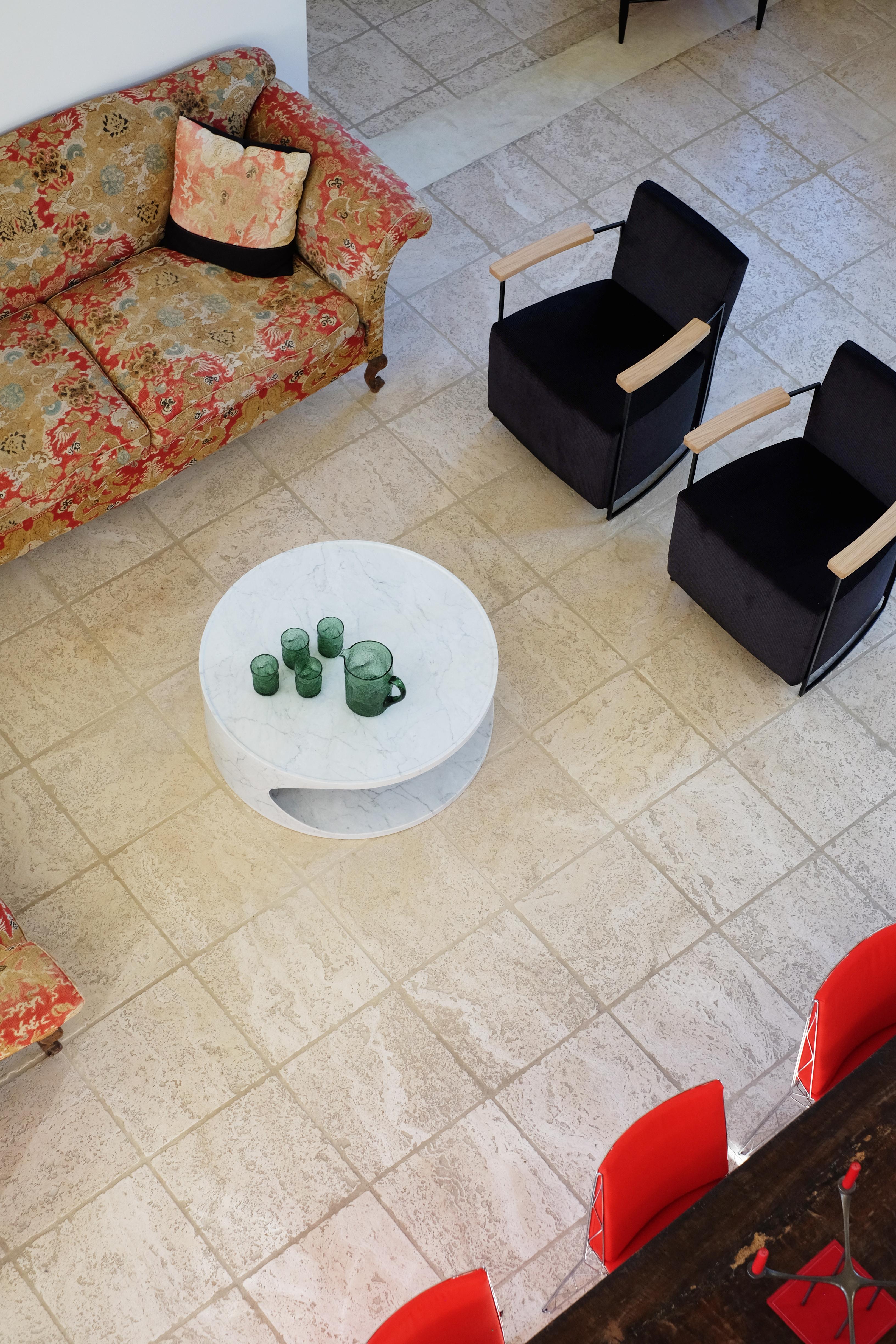 Moderner skulpturaler Carrara-Marmor-Couchtisch des 21. Jahrhunderts, geschnitzt aus Block im Angebot 1