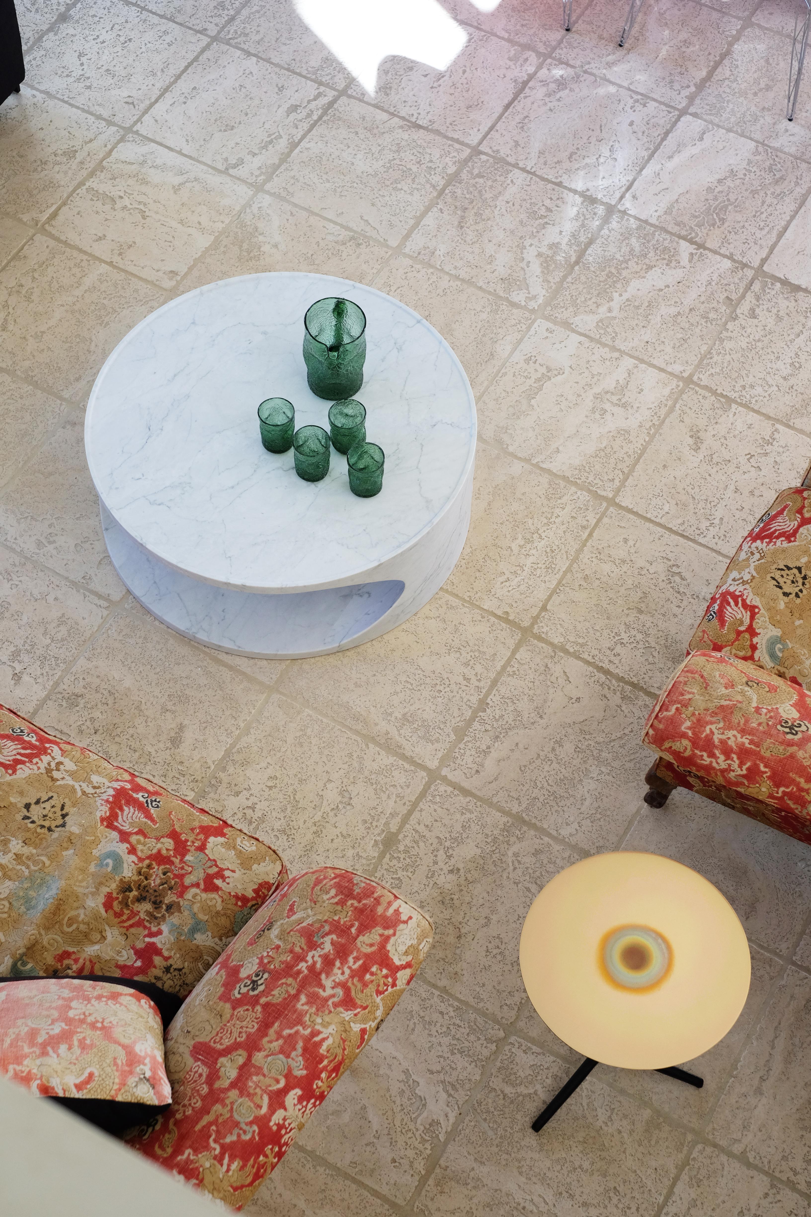 Moderner skulpturaler Carrara-Marmor-Couchtisch des 21. Jahrhunderts, geschnitzt aus Block im Angebot 2
