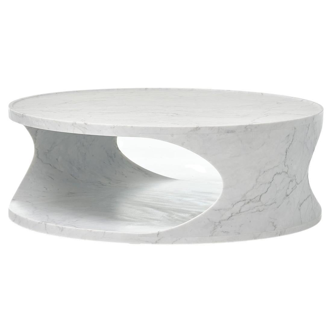 Tavolino scultoreo in marmo di Carrara del XXI secolo scolpito in blocco