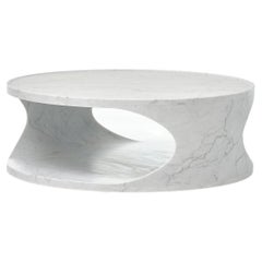 Tavolino scultoreo in marmo di Carrara del XXI secolo scolpito in blocco