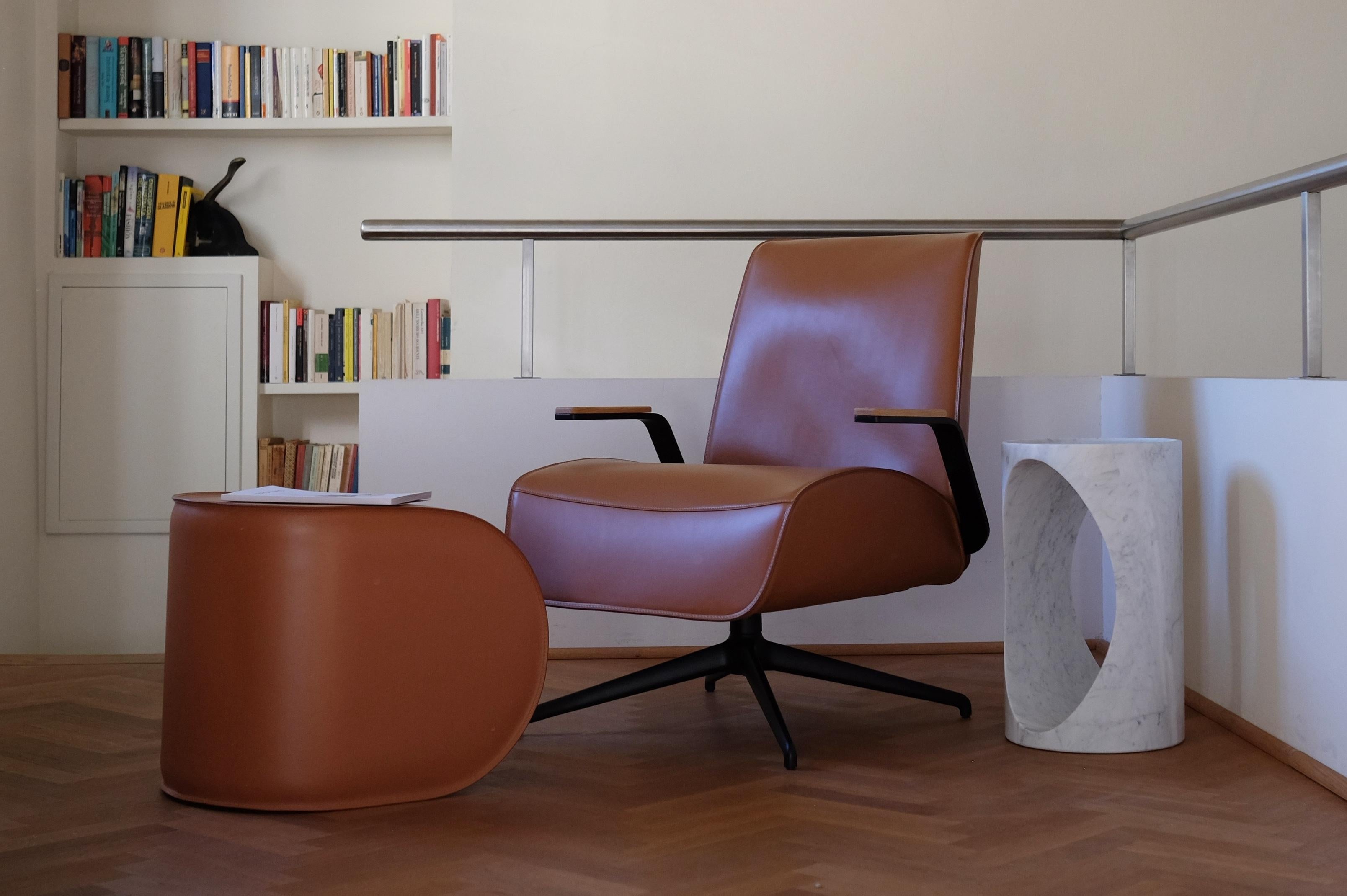 Table d'appoint sculpturale moderne du 21e siècle en marbre de Carrare sculpté dans un bloc en vente 2
