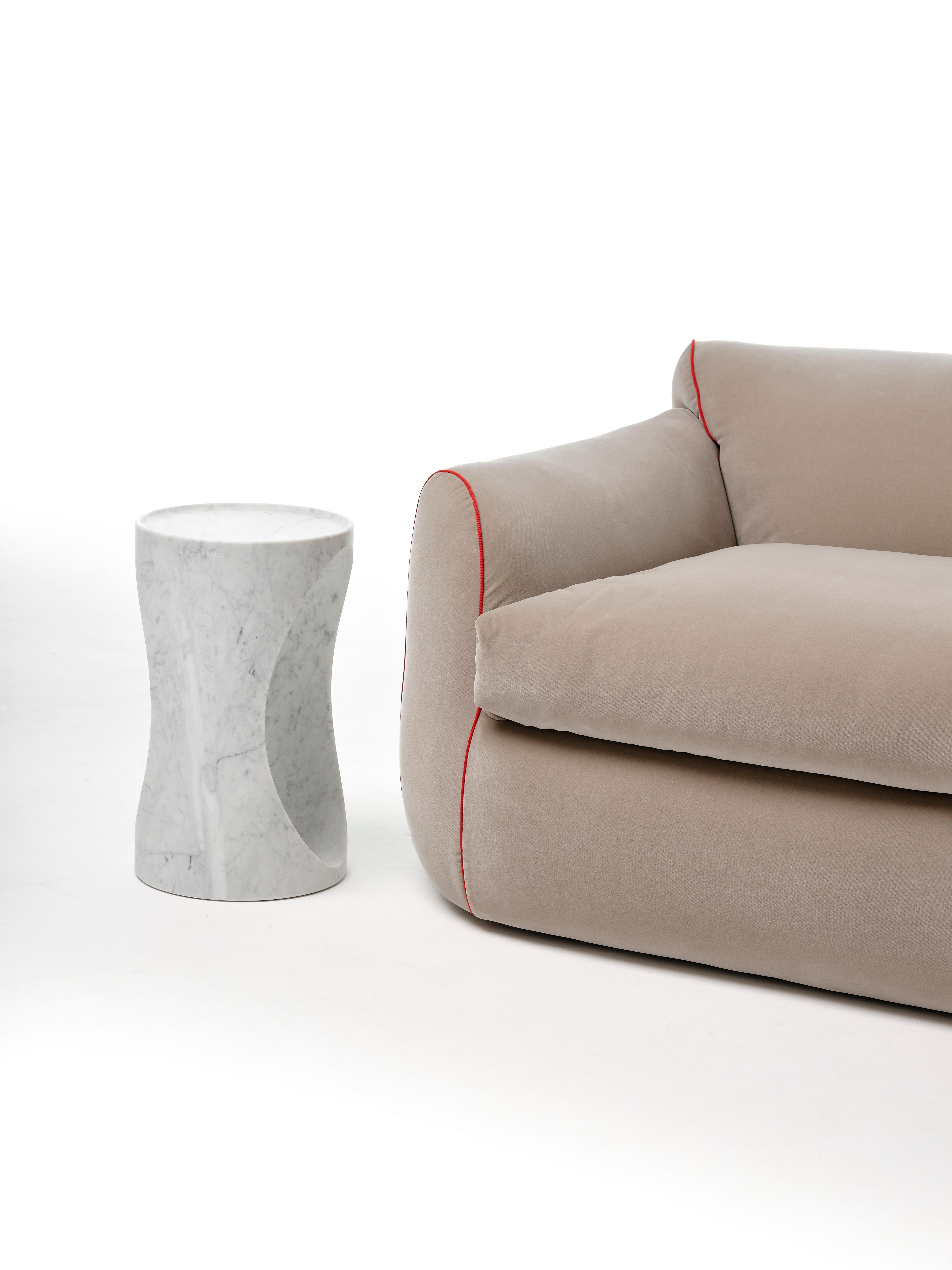 Marbre Table d'appoint sculpturale moderne du 21e siècle en marbre de Carrare sculpté dans un bloc en vente