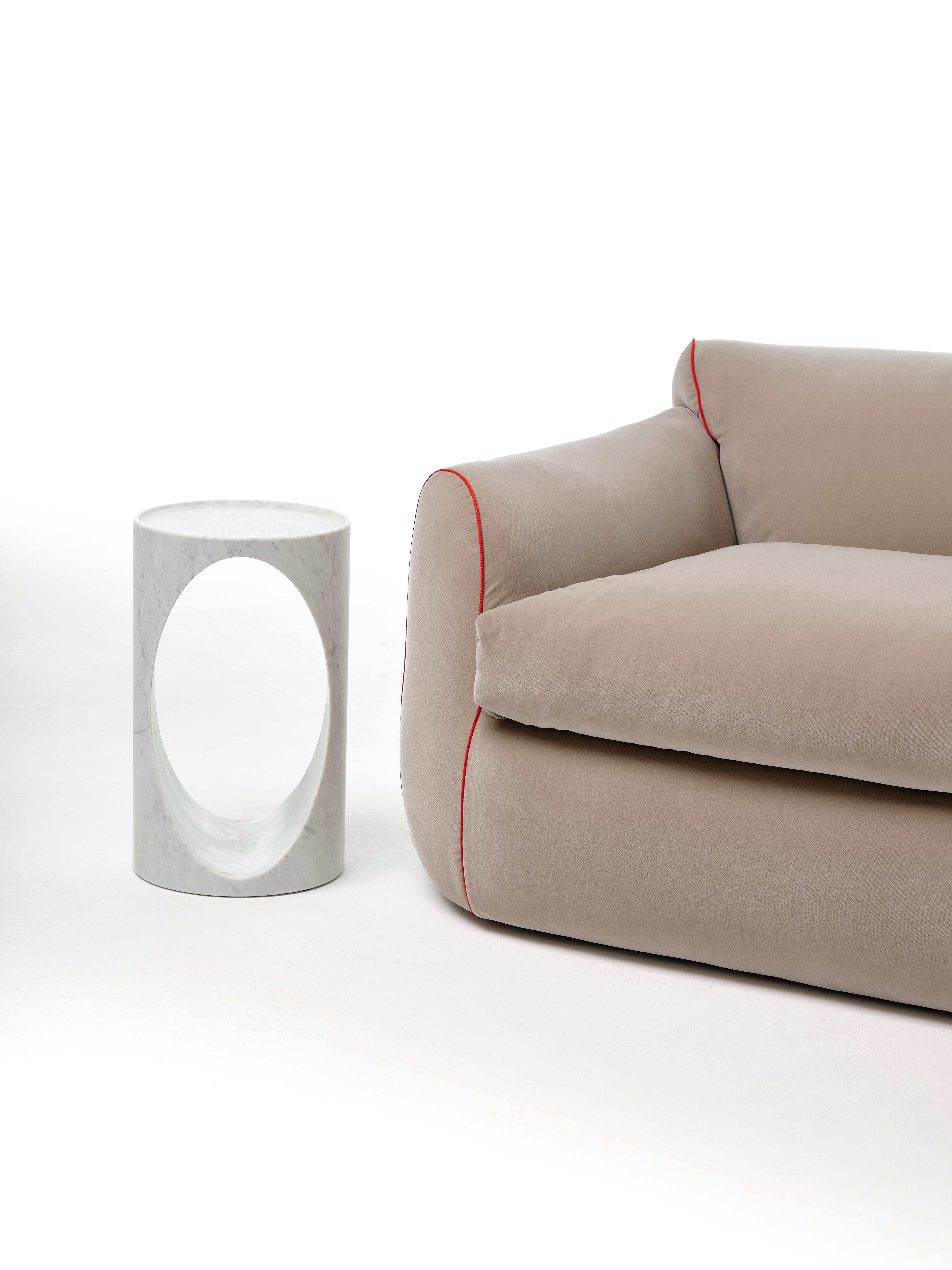 Table d'appoint sculpturale moderne du 21e siècle en marbre de Carrare sculpté dans un bloc en vente 1
