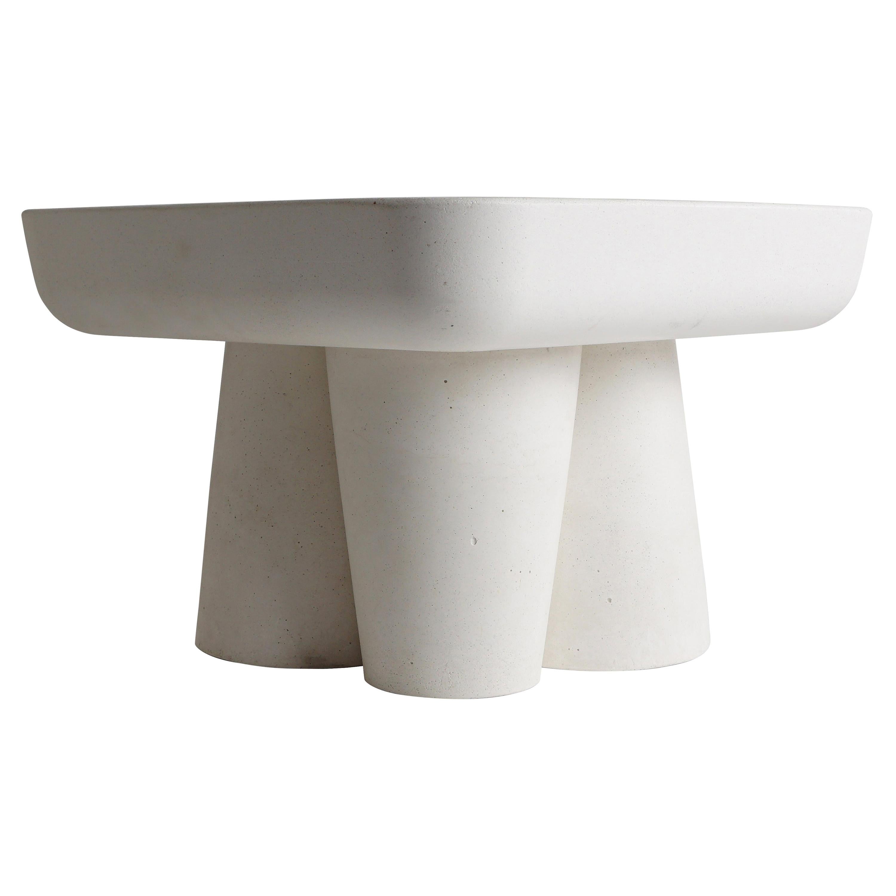 Leggio Homme bianco scultoreo organico moderno in pietra fusa di Atelier A. Stone in vendita