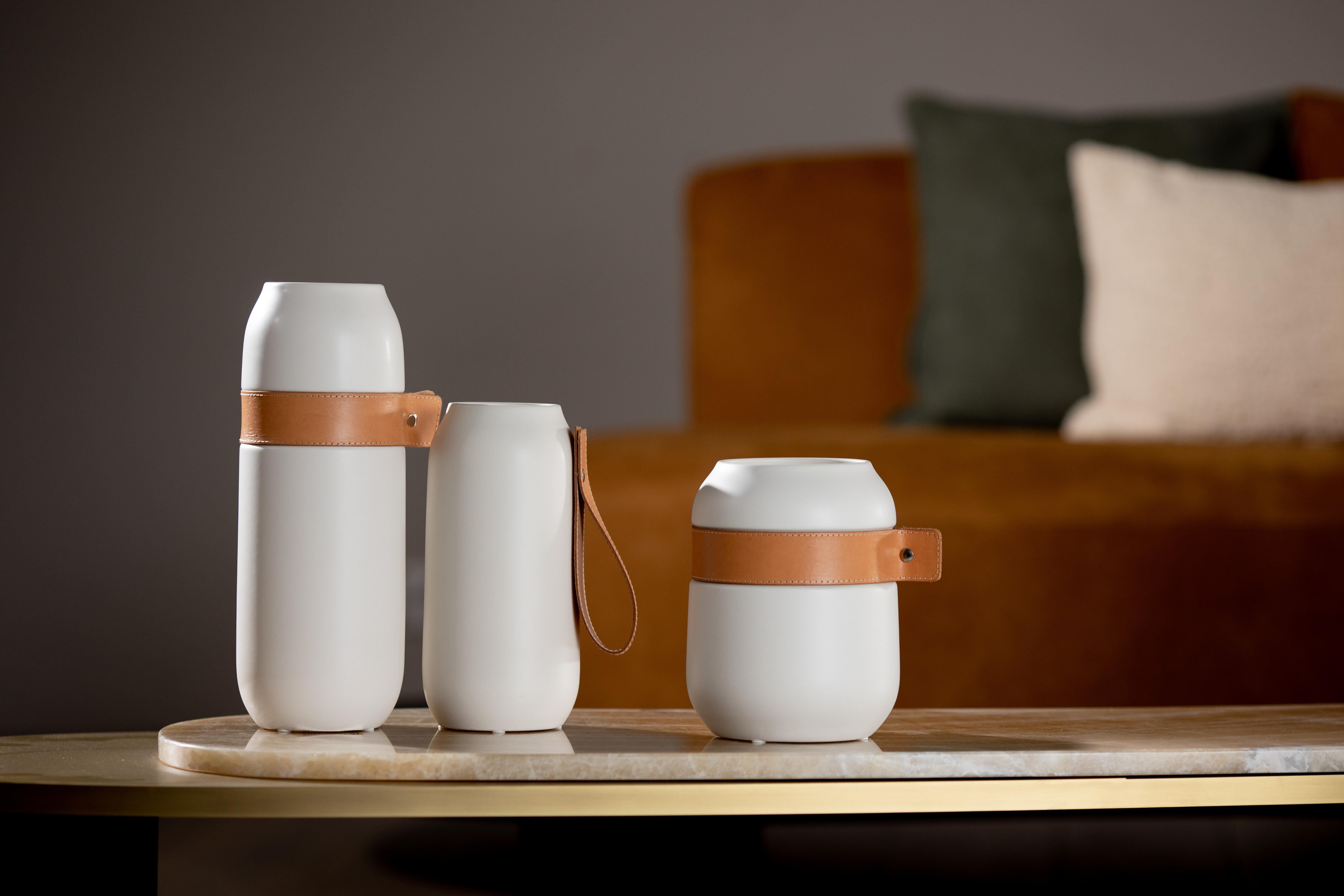 Cuir Ensemble de 4 vases en céramique avec cuir, blancs, fabriqués à la main au Portugal par Lusitanus Home en vente