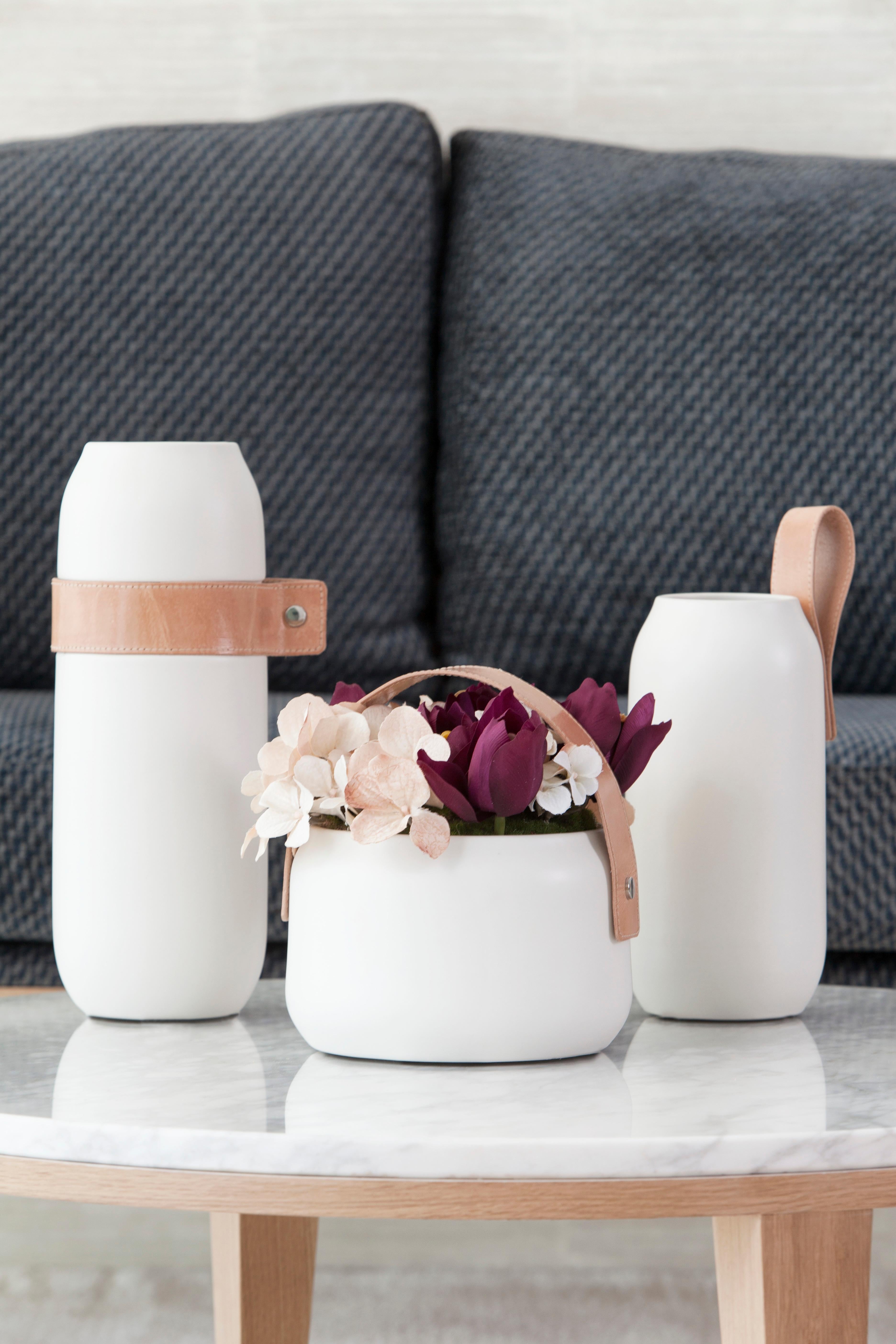 XXI secolo e contemporaneo Set/4 vasi in ceramica con pelle, bianco, fatti a mano in Portogallo da Lusitanus Home in vendita