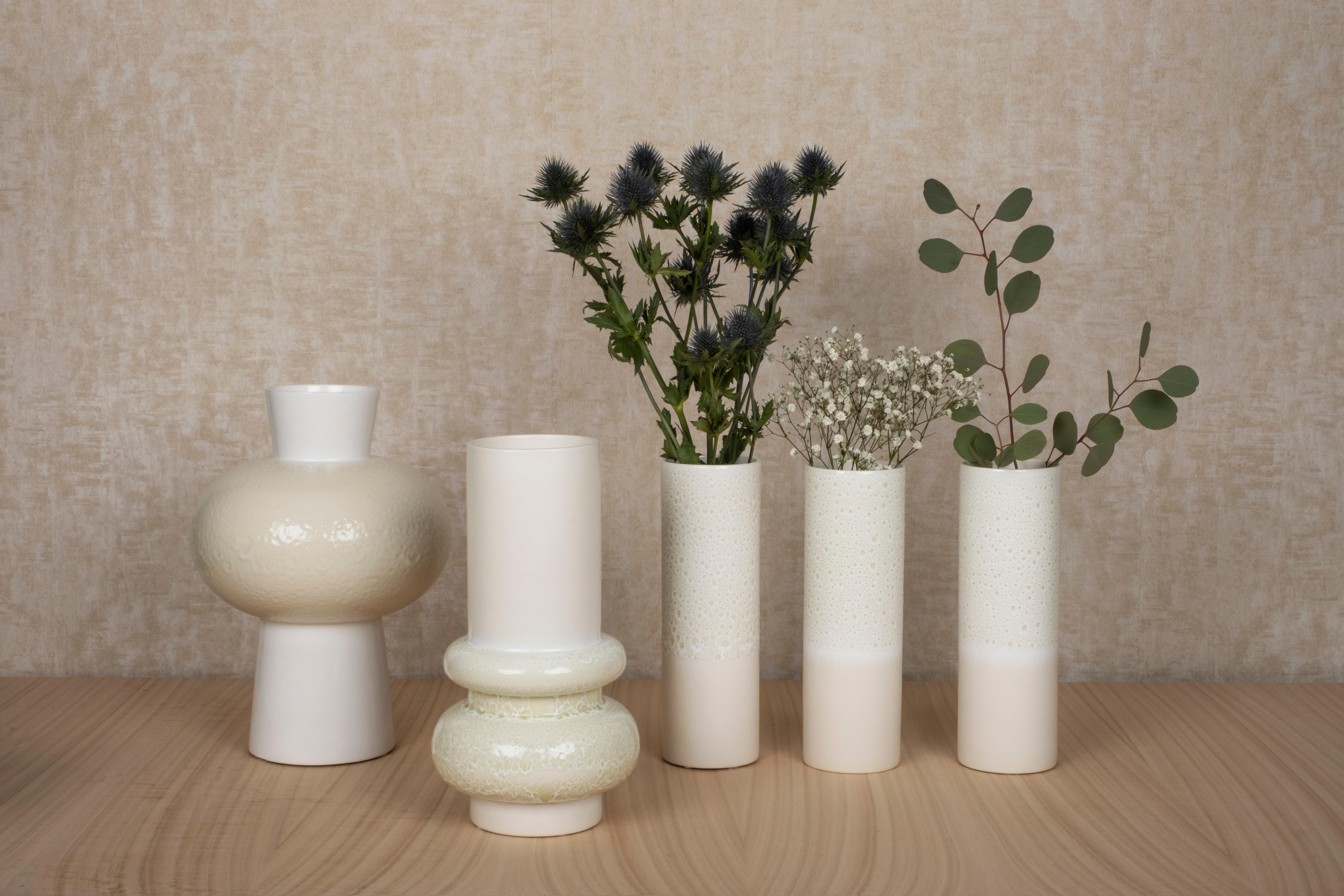 Moderne Ensemble/5 Vases en céramique blancs, fabriqués à la main au Portugal par Lusitanus Home en vente