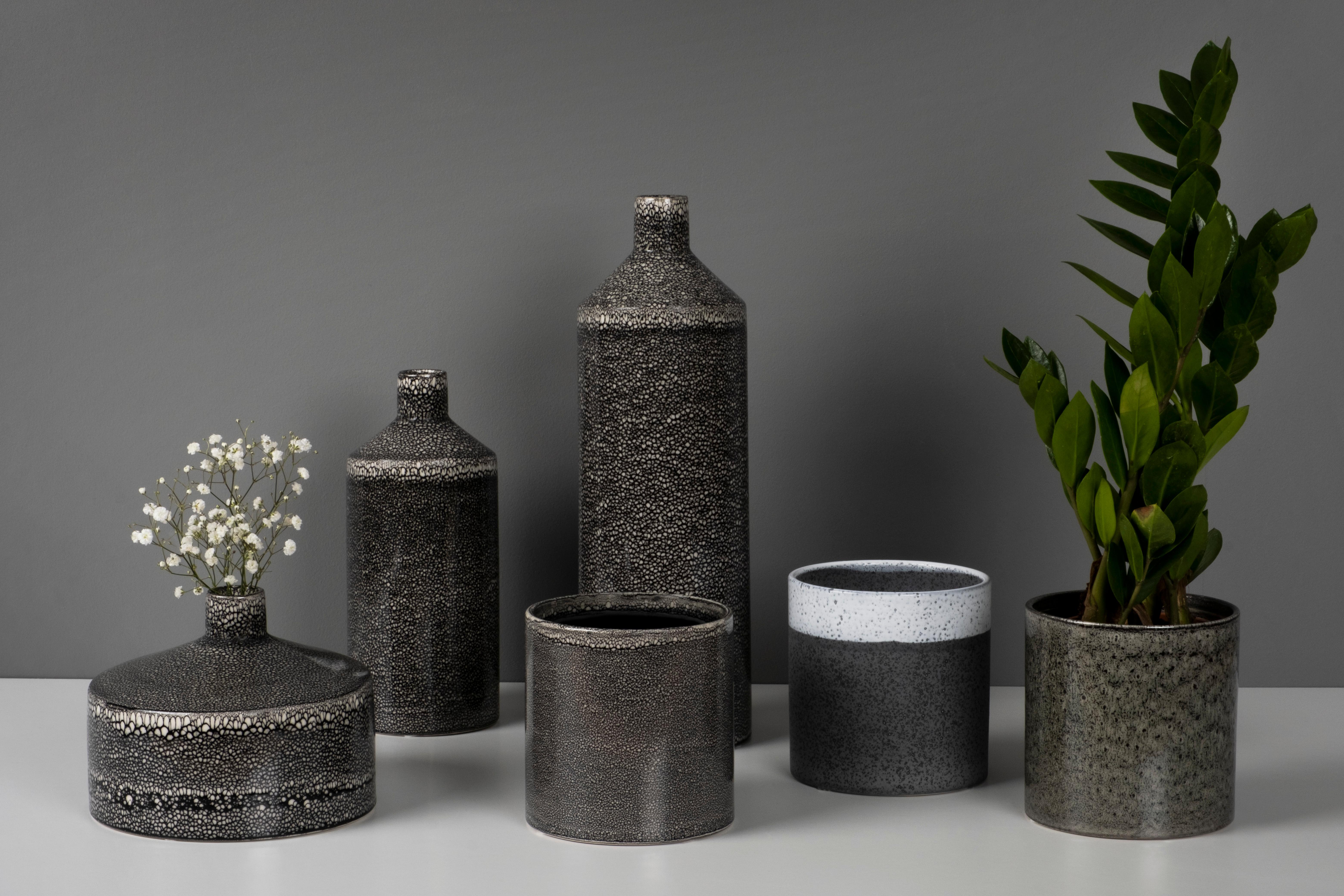 Moderne Ensemble de 6 vases en céramique noirs, fabriqués à la main au Portugal par Lusitanus Home en vente