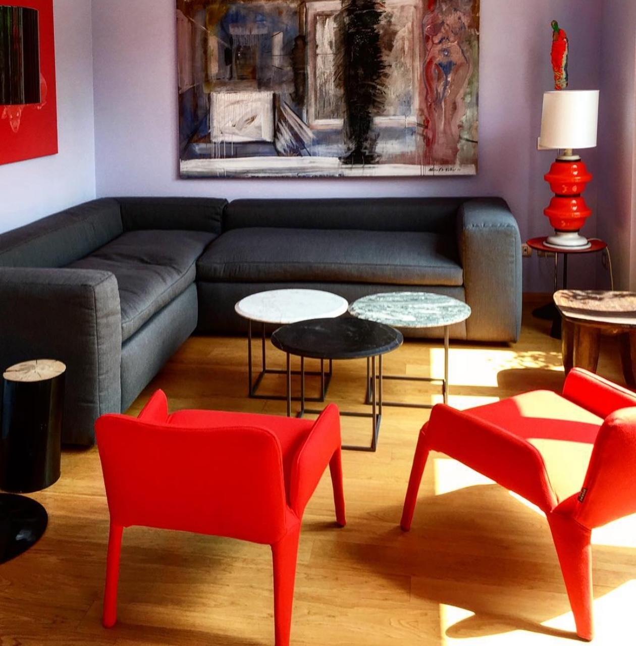 Table d'appoint moderne du 21e siècle avec base en acier peint et plateau en marbre massif en vente 4