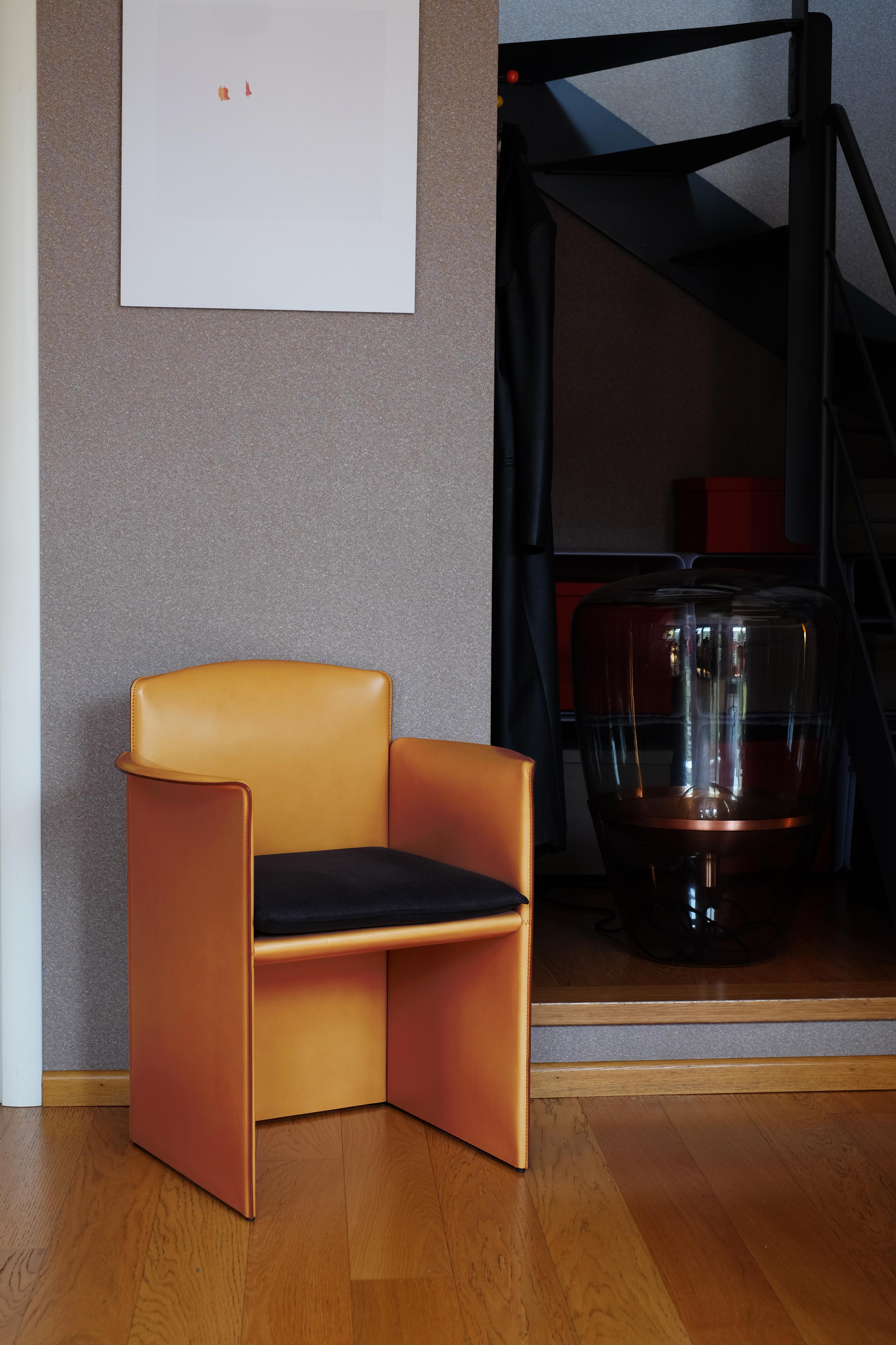 XXIe siècle et contemporain Petit fauteuil moderne du 21e siècle entièrement tapissé en cuir de peau en vente