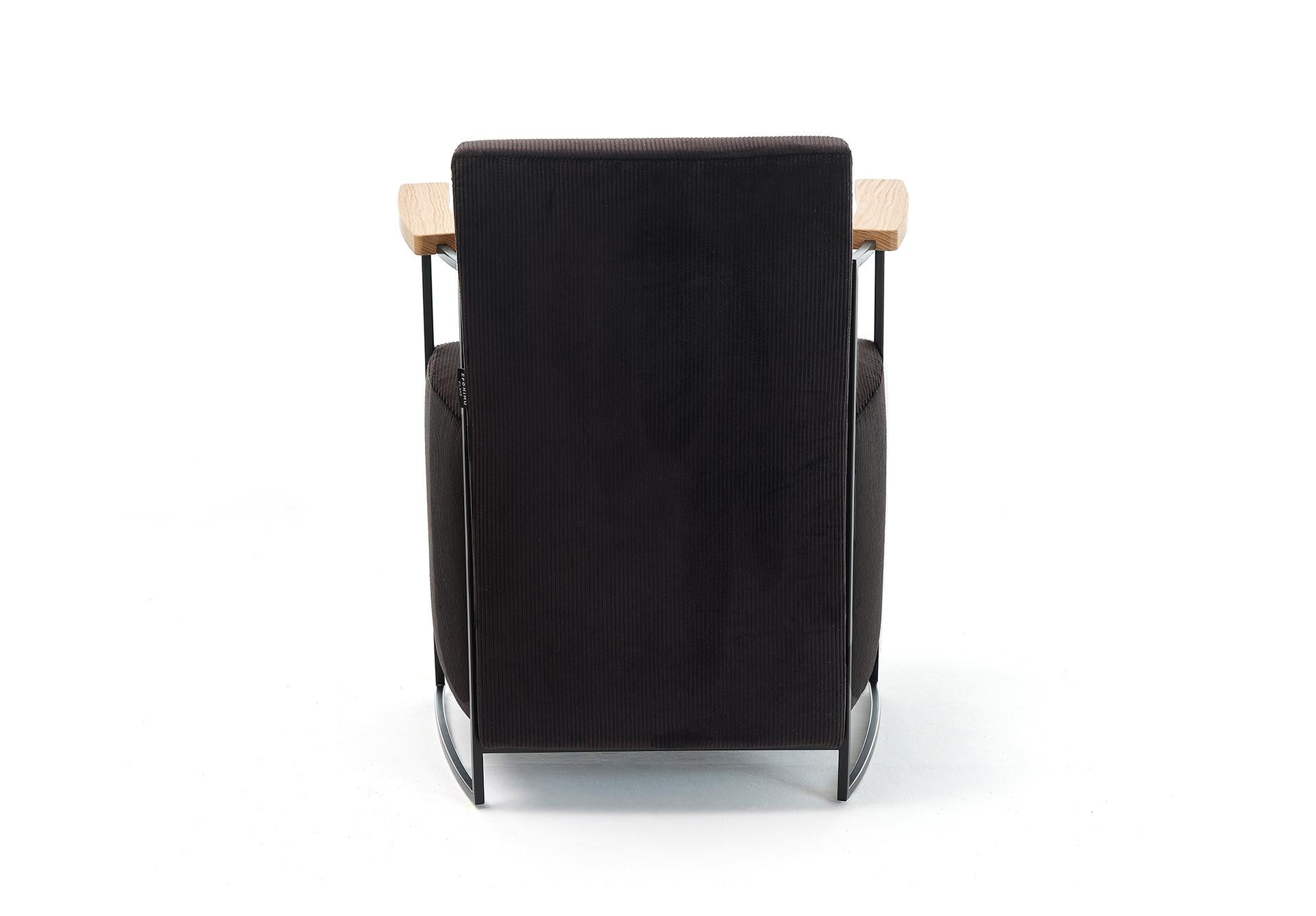 Sillón moderno del siglo XXI de pana de algodón con reposabrazos de roble macizo en Nuevo estado para la venta en Milan, IT