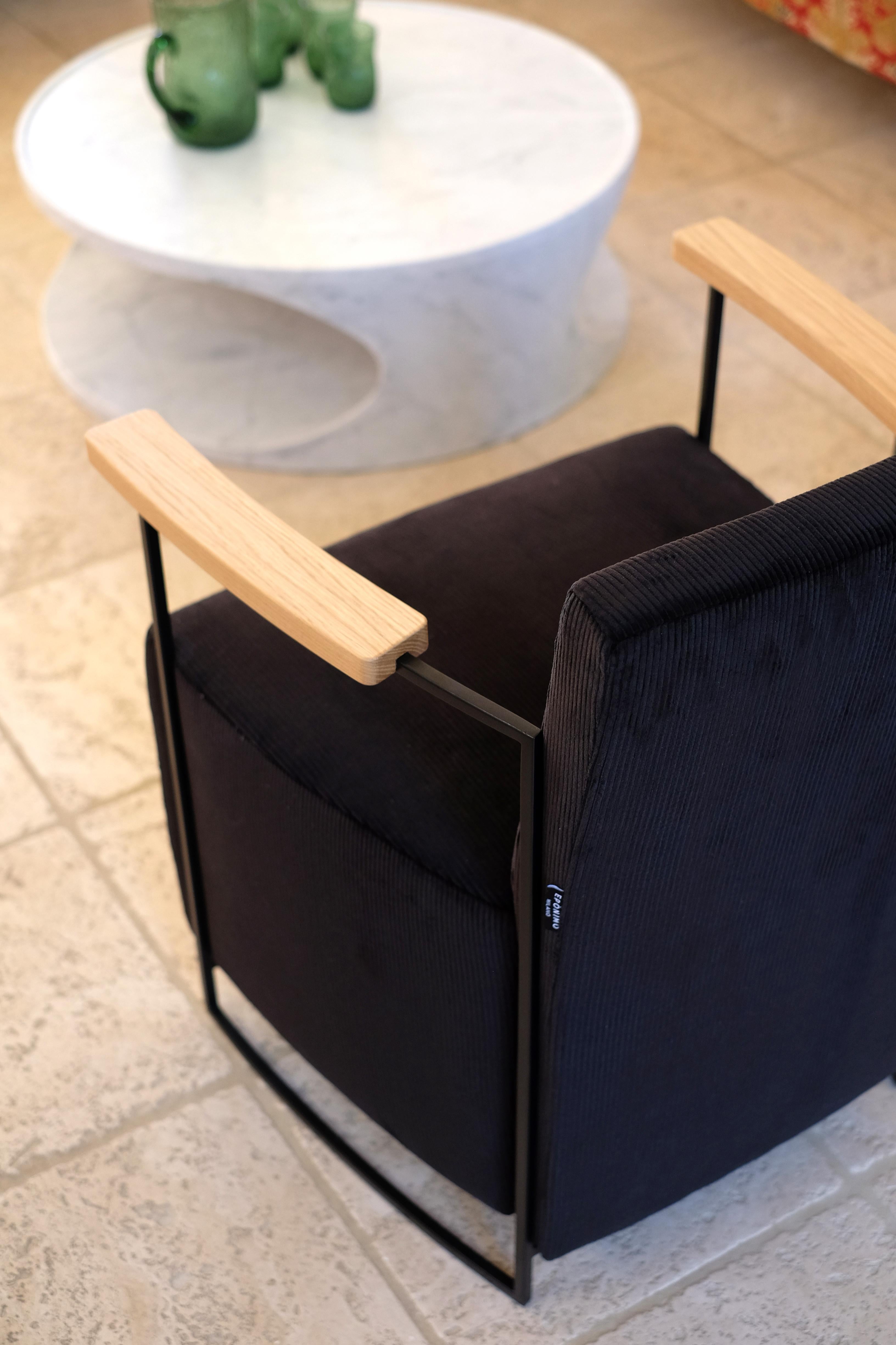 Sillón moderno del siglo XXI de pana de algodón con reposabrazos de roble macizo en venta 1