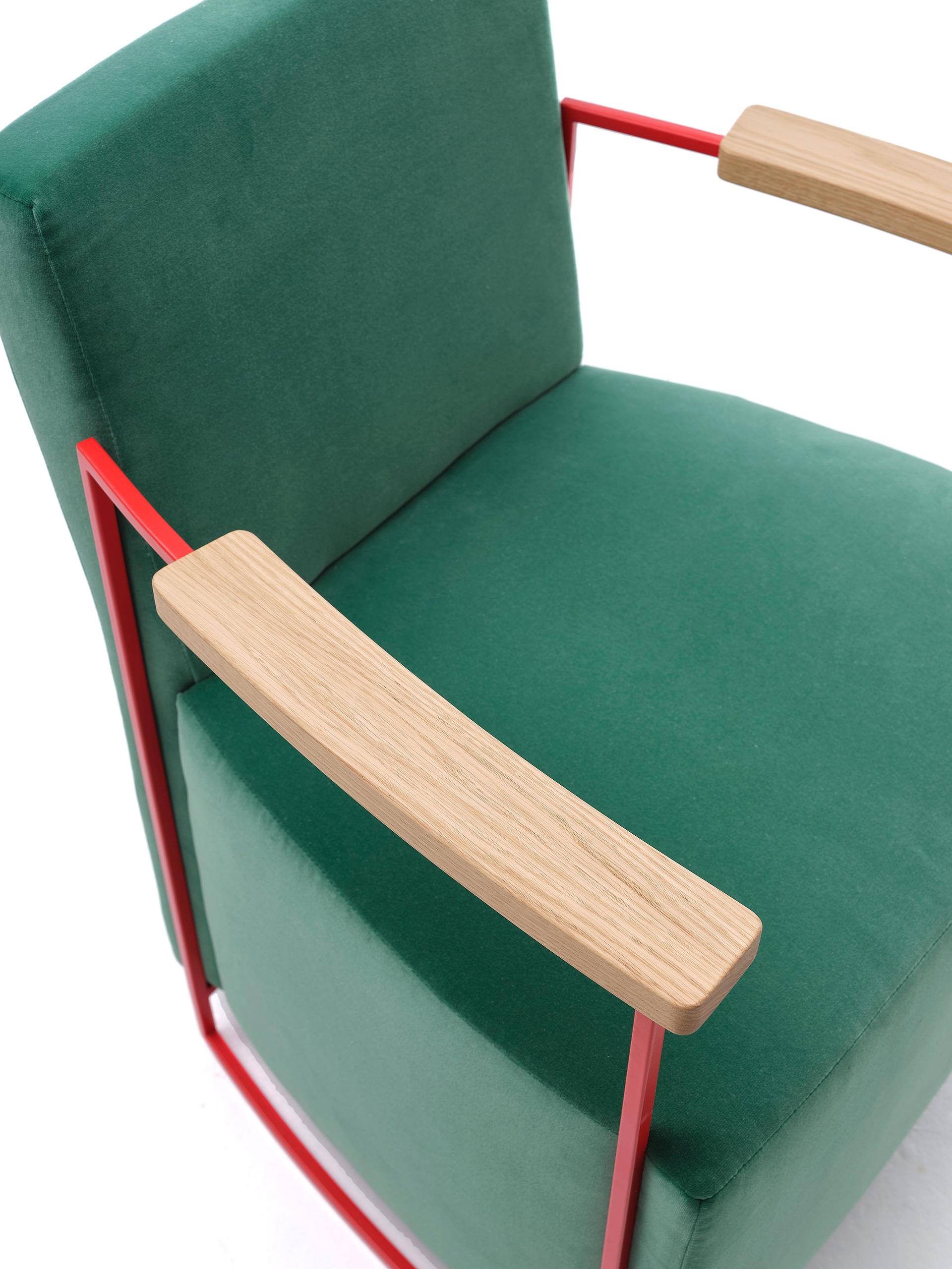 Sillón moderno del siglo XXI en terciopelo de algodón con reposabrazos de roble macizo Acero en venta