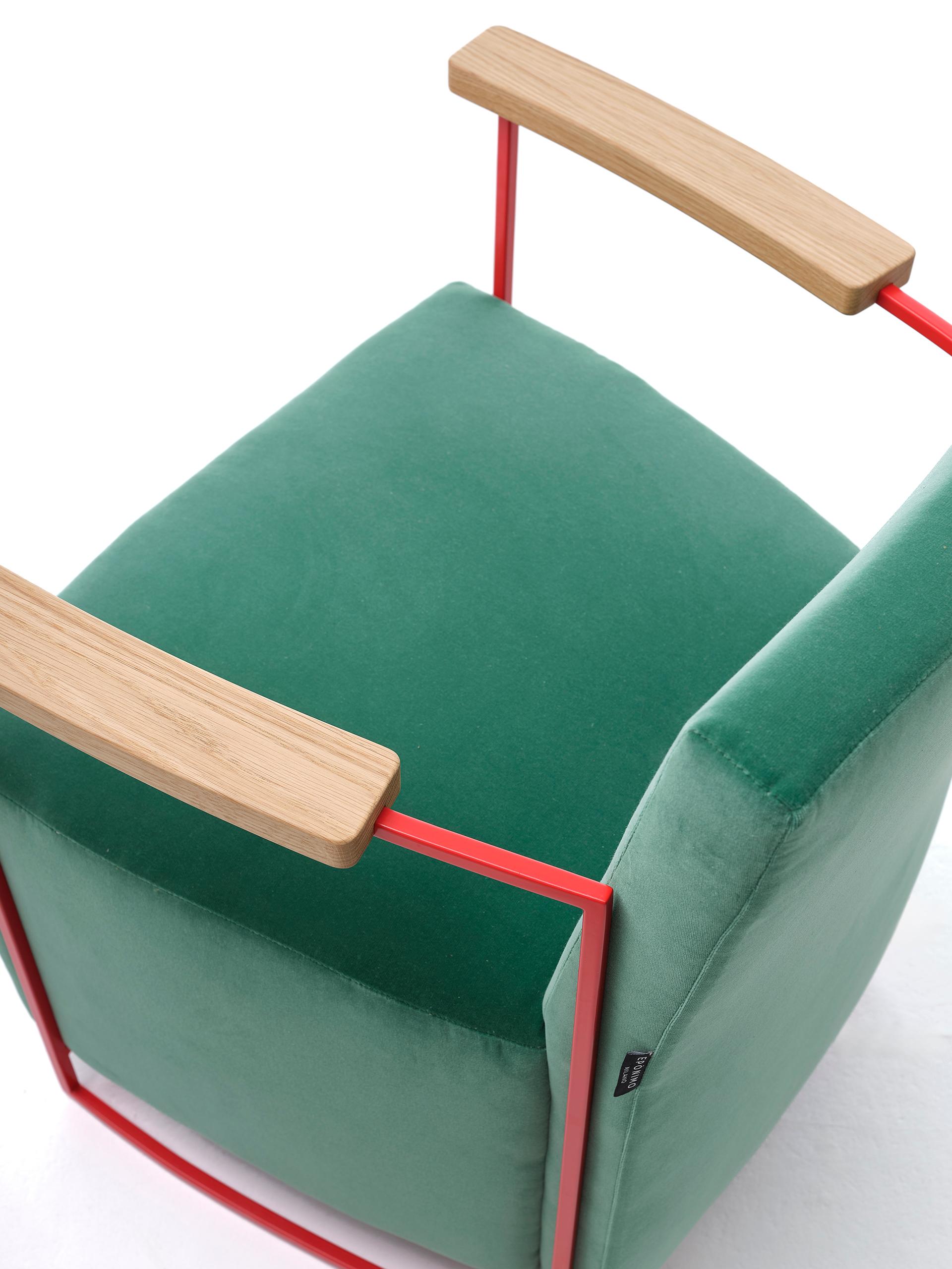 Sillón moderno del siglo XXI en terciopelo de algodón con reposabrazos de roble macizo en venta 1