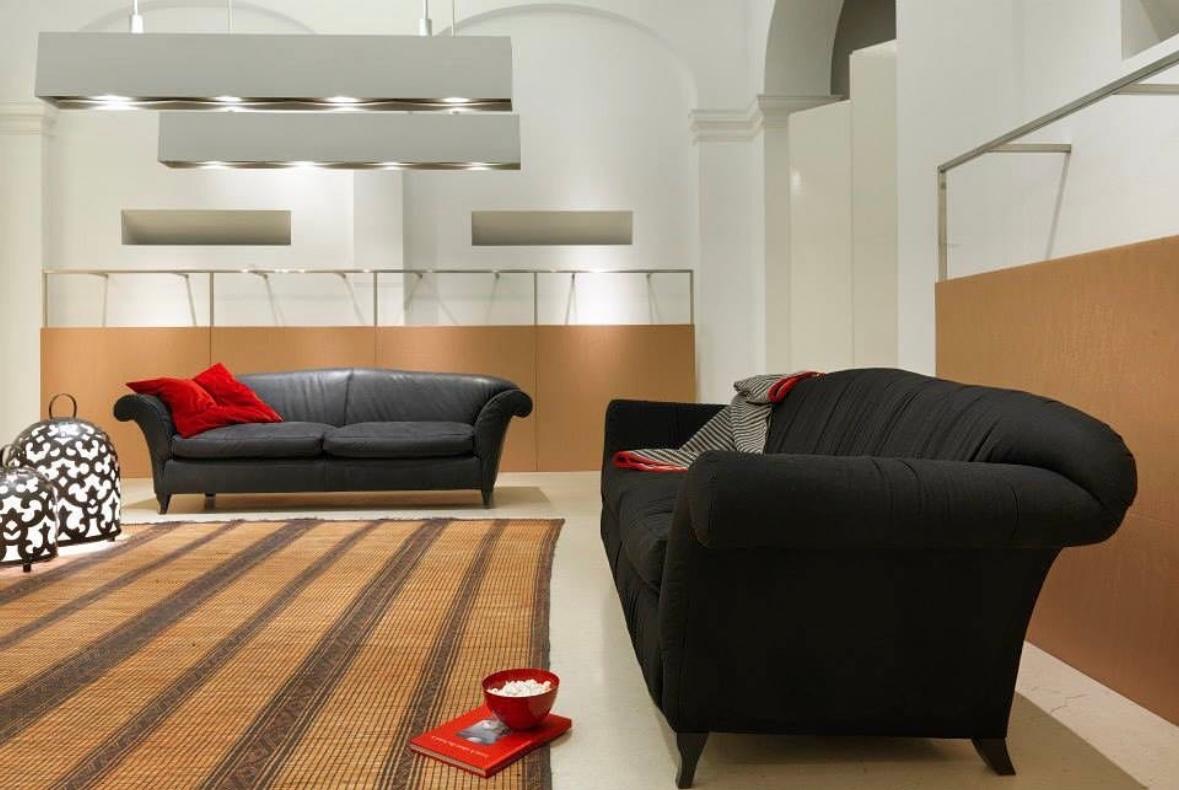Cuir Canapé en cuir du XXIe siècle, tapissé en vente