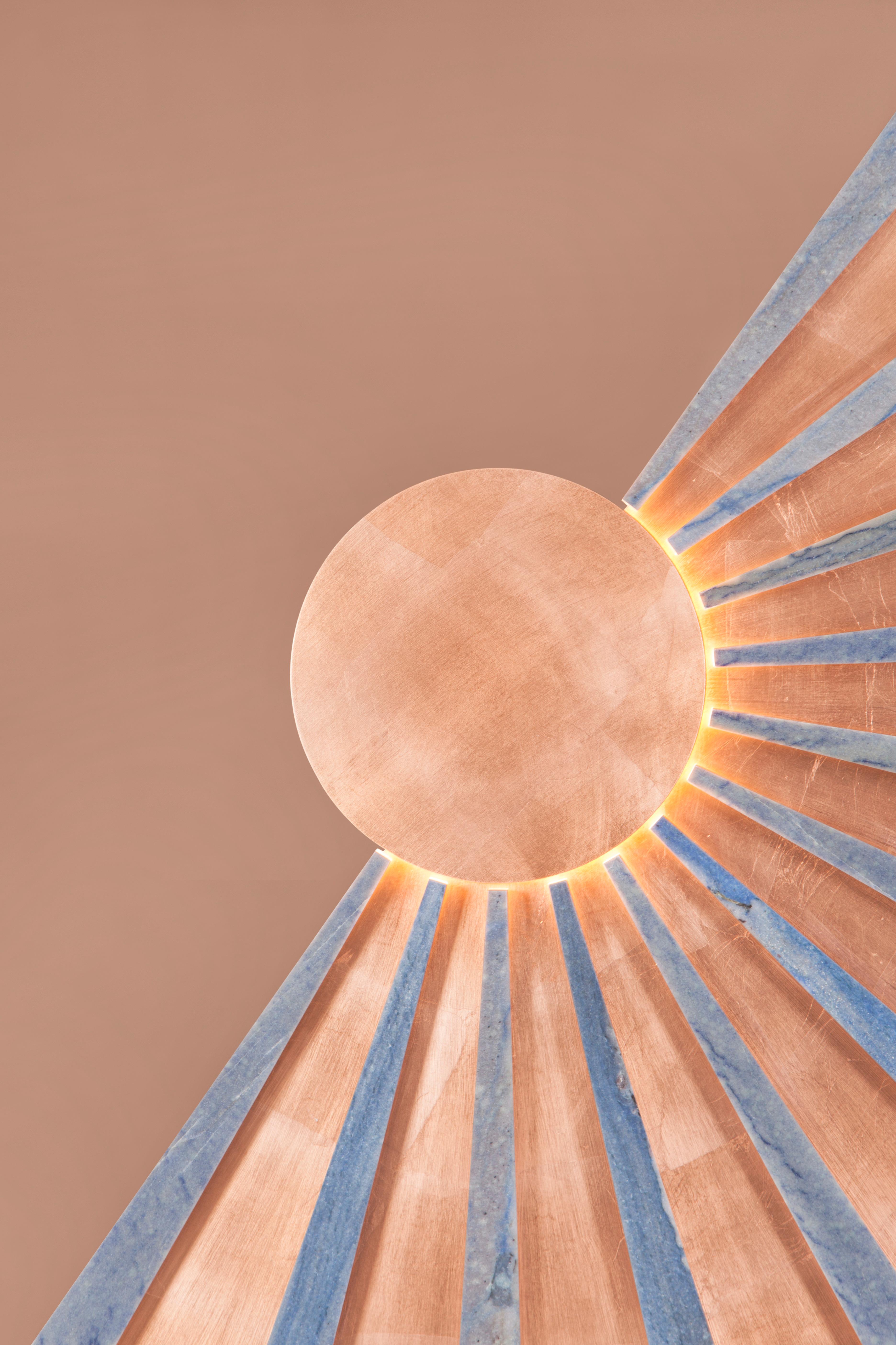 Miroir mural solaire, Collection Contemporary, Fabriqué à la main au Portugal - Europe par Greenapple.

Le miroir mural moderne Solar évoque les couchers de soleil dorés hypnotiques avec son allure chaleureuse et lumineuse. Reflet d'un savoir-faire