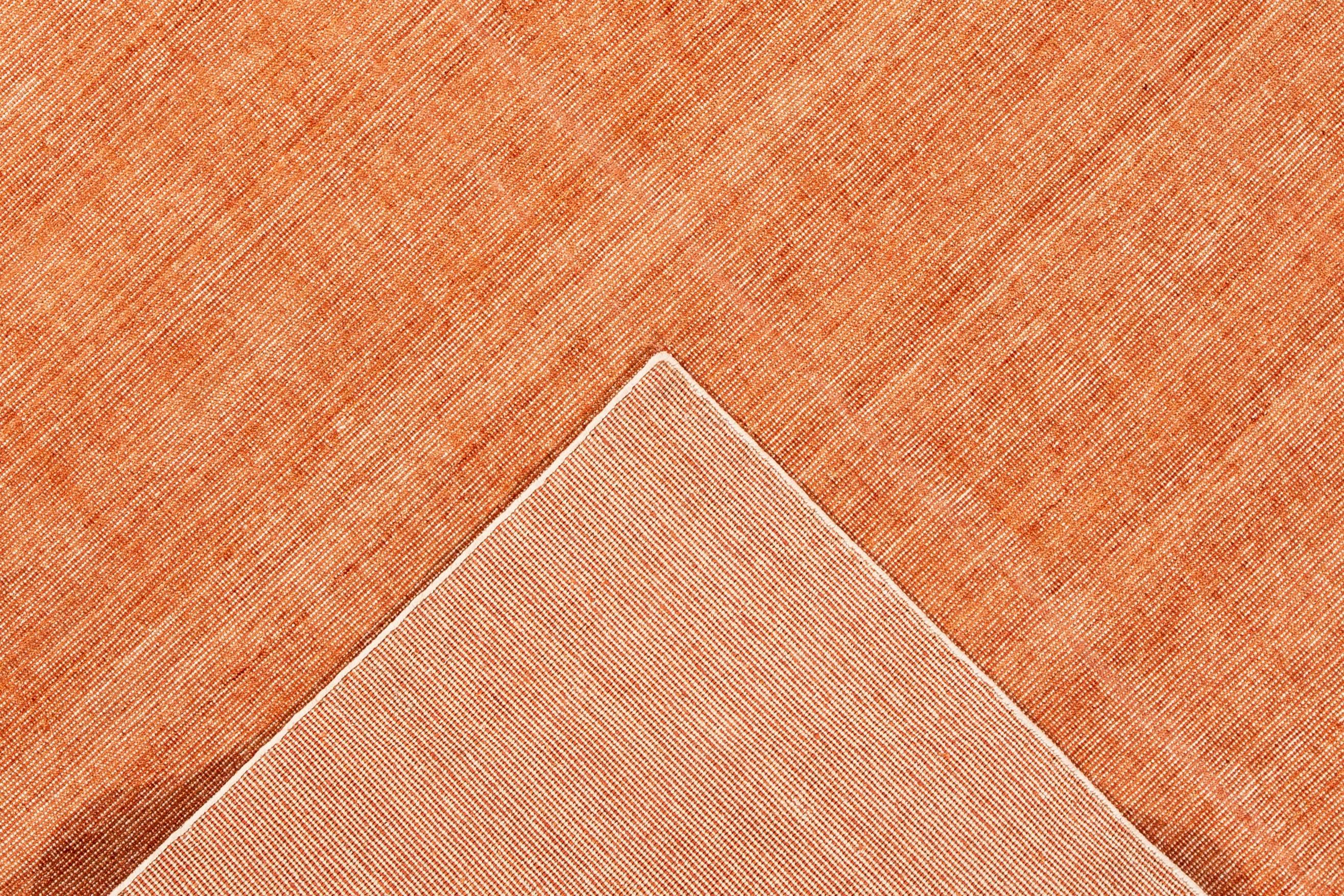 Wunderschöner, moderner, handgefertigter indischer Boho-Teppich aus Bambus und Seide mit einem Feld in Orange und Elfenbein. Dieser Teppich aus der Boho-Kollektion hat ein durchgehendes unifarbenes Muster.

Dieser Teppich misst: 9'0