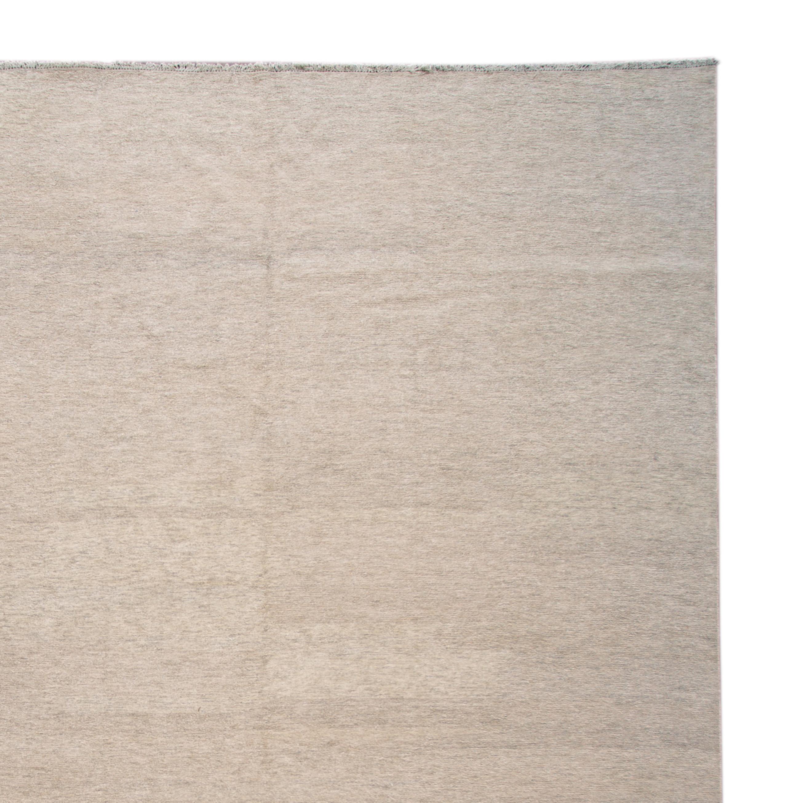 Beautiful modern Soumak rug with an ivory/beige solid color field. 

This rug measures 11' 10