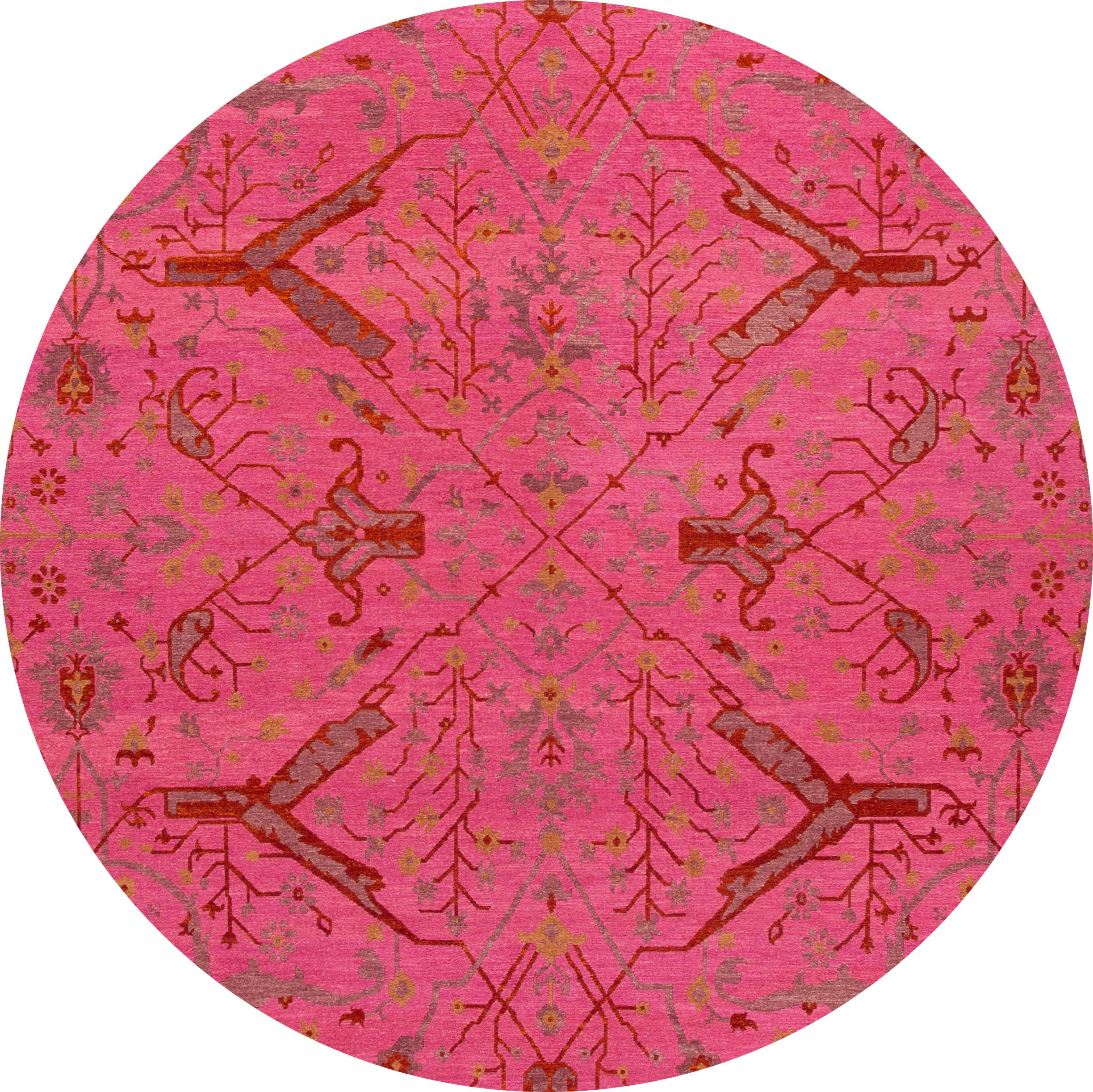 Schöner zeitgenössischer indischer Teppich im Soumak-Stil aus handgeknüpfter Wolle mit einem leuchtend rosa Feld, roten und grauen Akzenten in einem Allover-Muster.

  Dieser Teppich misst 10' x 14'.  