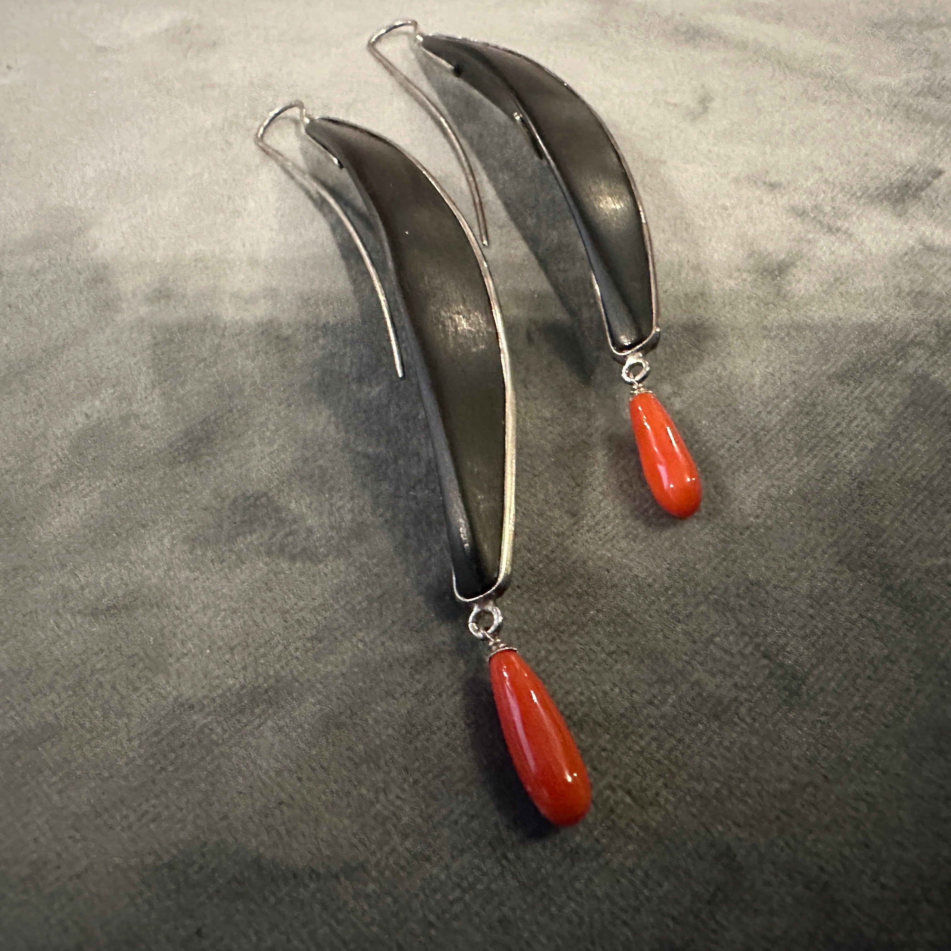 21st Century Modern Sterling Silver Ebony and Mediterranean Coral Stud Earrings In New Condition For Sale In Aci Castello, IT