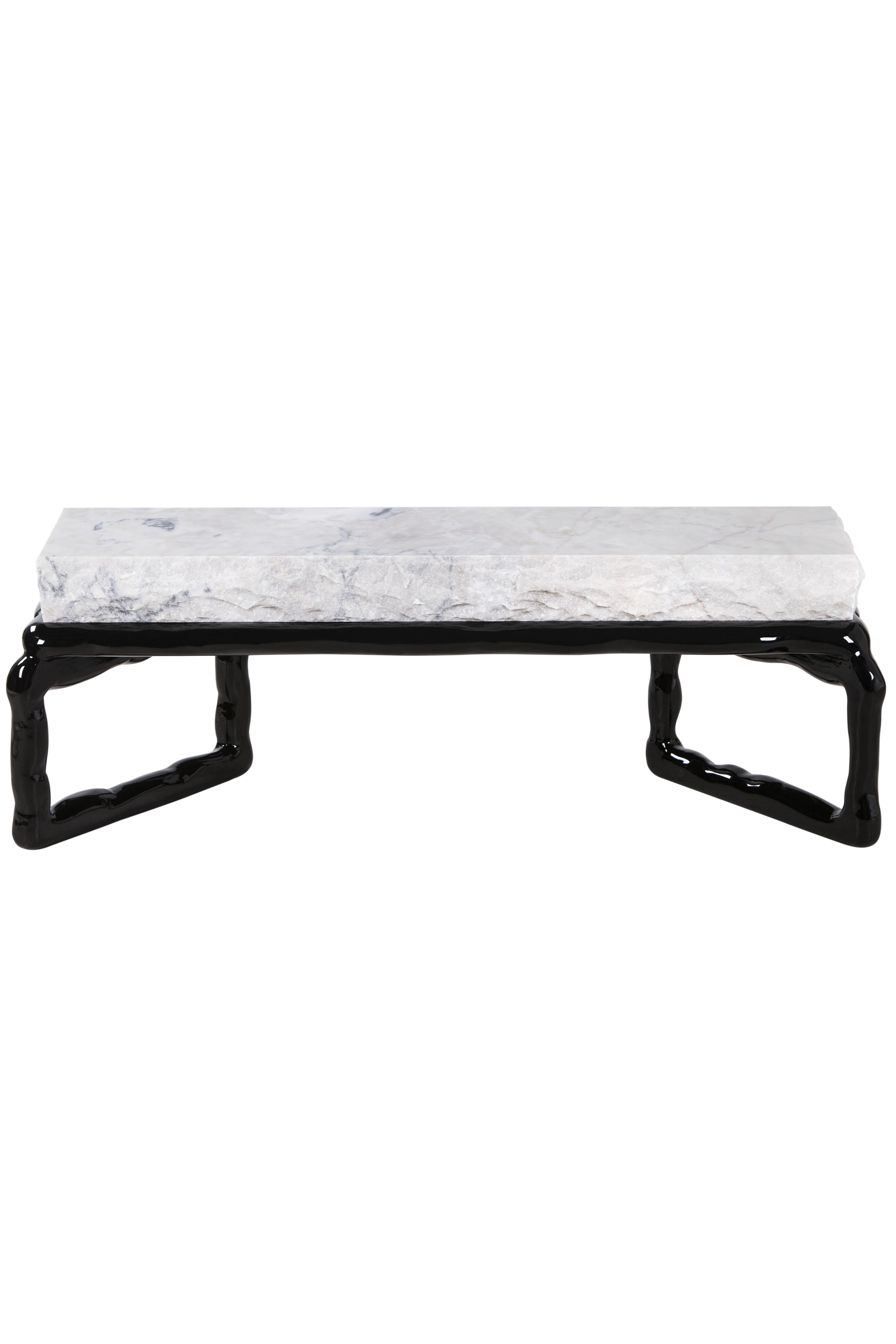 Table basse en pierre, Collection S, fabriquée à la main au Portugal - Europe par GF Modern.

La table basse Stone fait honneur à son nom en présentant une texture de pierre exubérante avec de magnifiques veines complexes.

Le contraste entre le