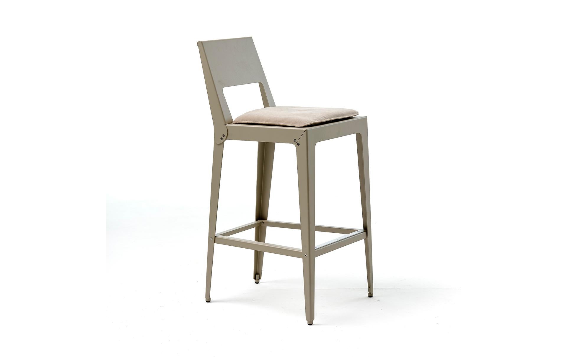 Alustool est un tabouret de bar minimaliste, combinant des lignes géométriques et des détails précieux. Il évolue à partir de la chaise homonyme : le corps est créé en assemblant mécaniquement deux feuilles d'aluminium savamment pliées. Les pieds en