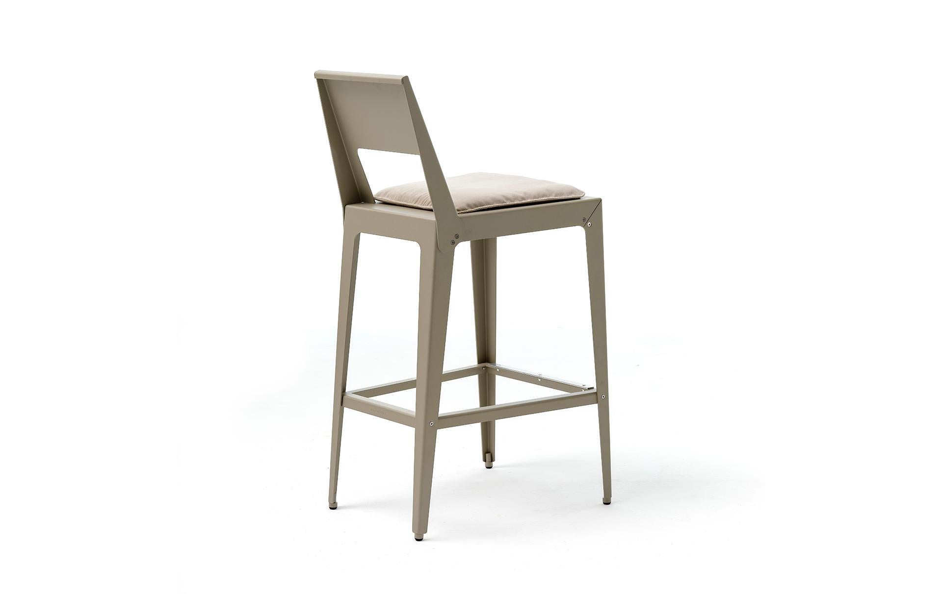 Moderne Tabouret moderne du 21e siècle en feuille d'aluminium pliée et peinte avec coussin en vente