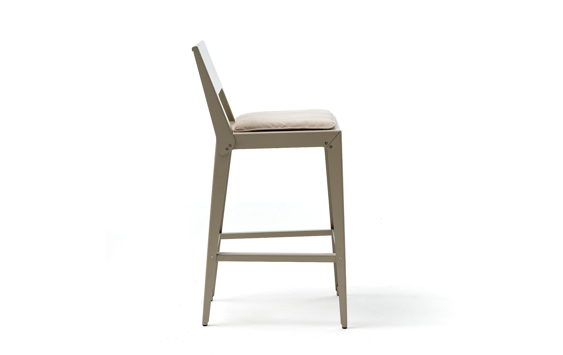 italien Tabouret moderne du 21e siècle en feuille d'aluminium pliée et peinte avec coussin en vente