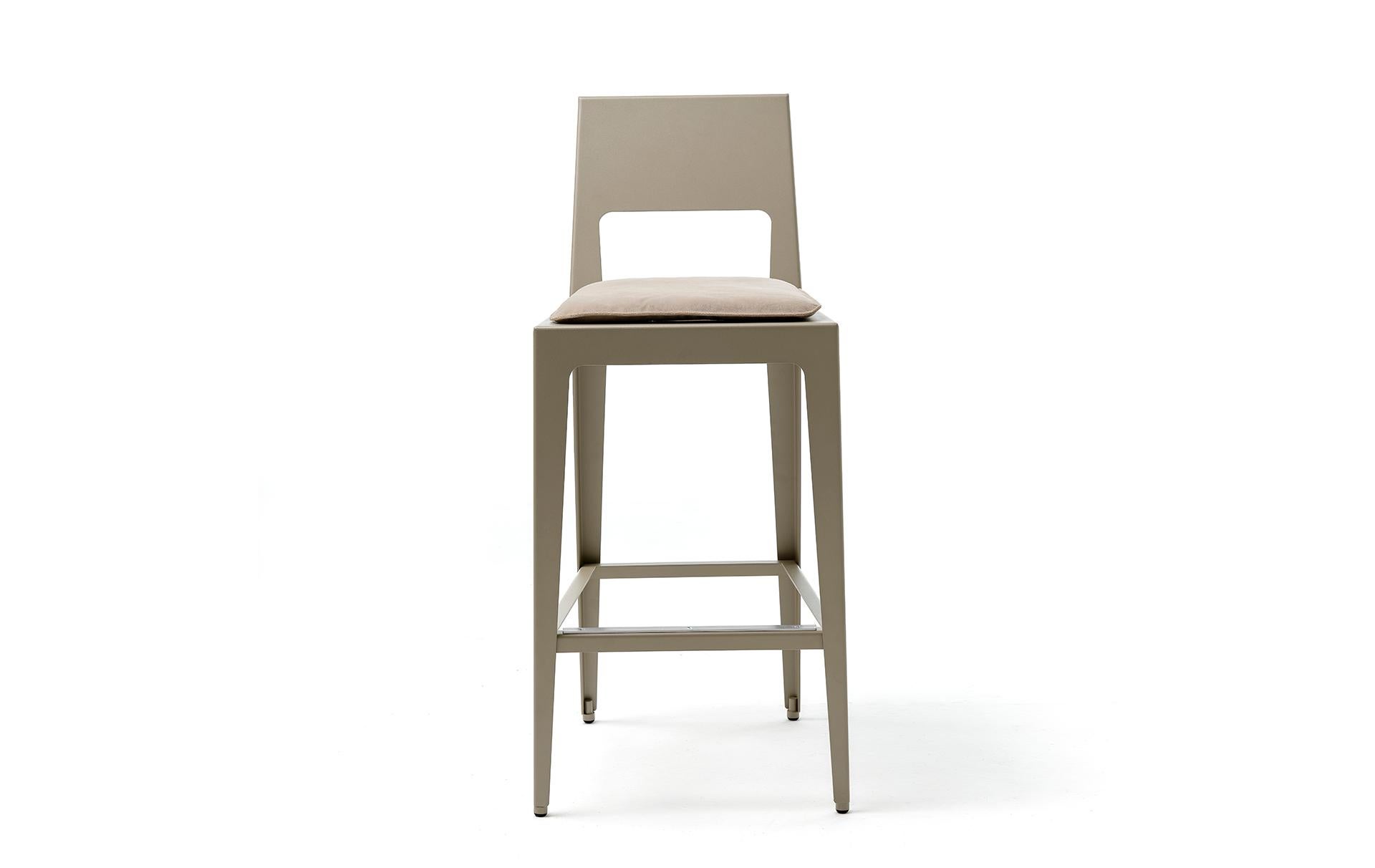 Poudré Tabouret moderne du 21e siècle en feuille d'aluminium pliée et peinte avec coussin en vente