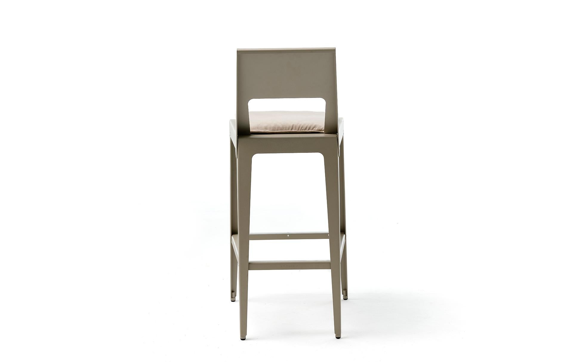 Tabouret moderne du 21e siècle en feuille d'aluminium pliée et peinte avec coussin Neuf - En vente à Milan, IT