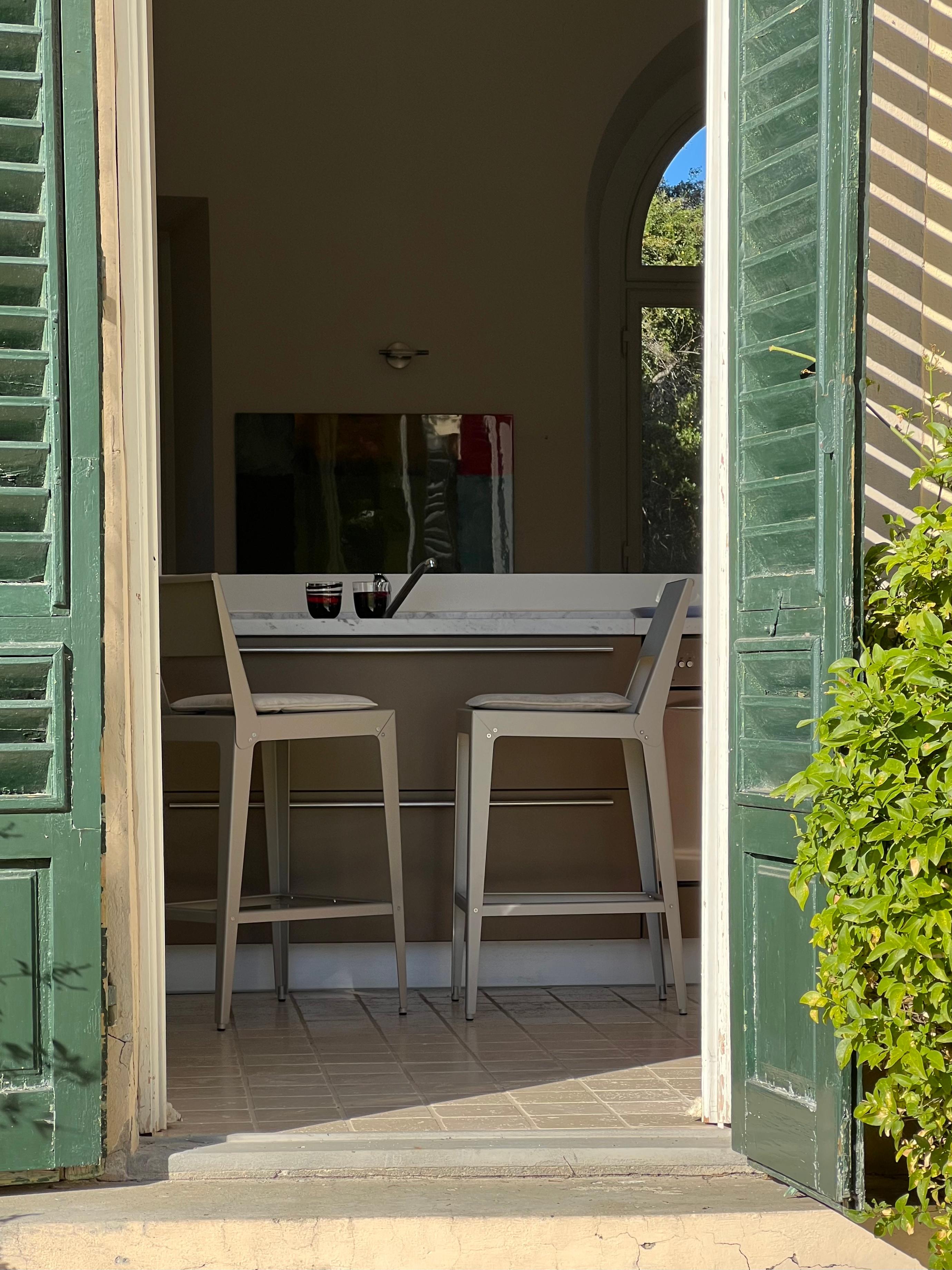 XXIe siècle et contemporain Tabouret moderne du 21e siècle en feuille d'aluminium pliée et peinte avec coussin en vente