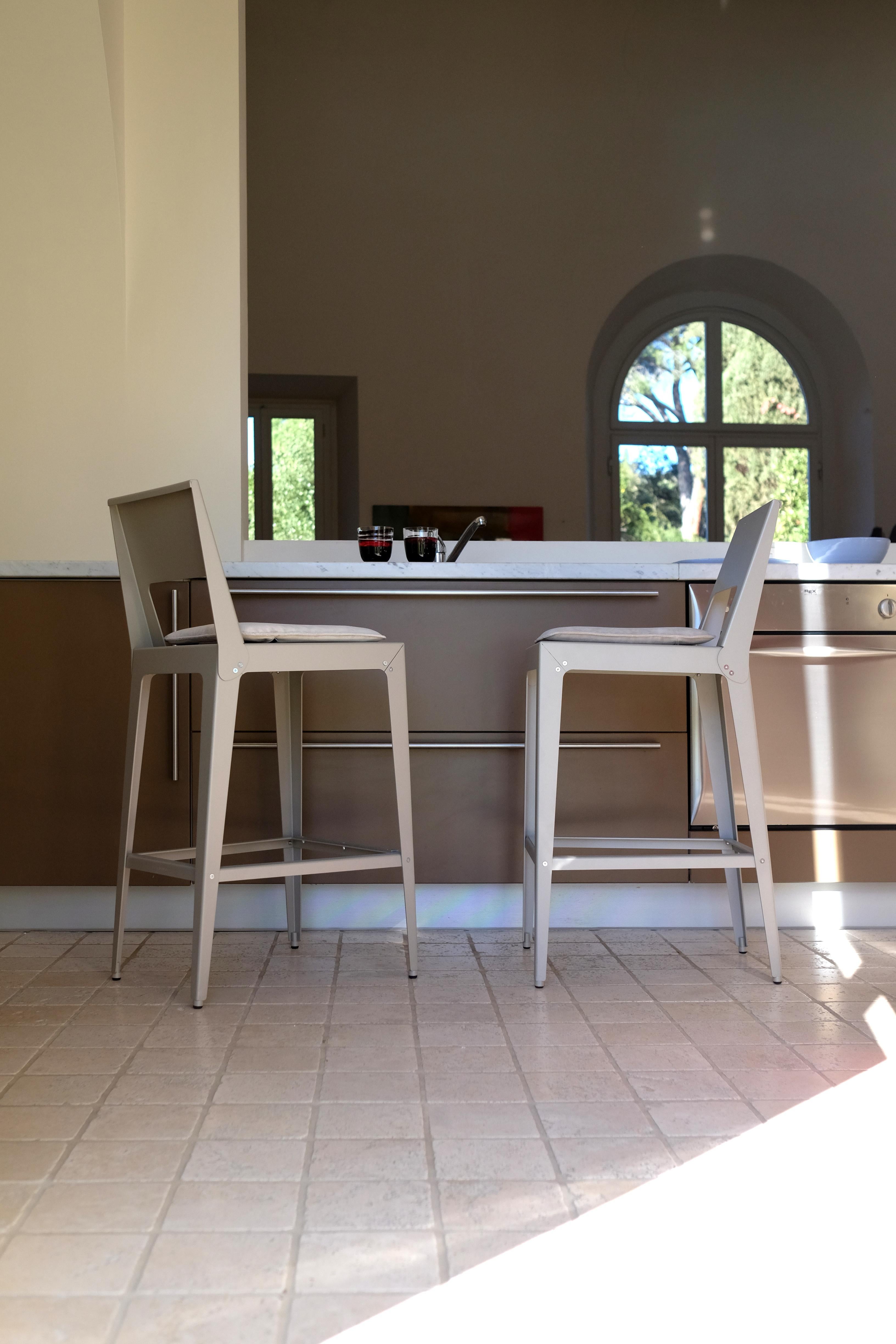 Aluminium Tabouret moderne du 21e siècle en feuille d'aluminium pliée et peinte avec coussin en vente